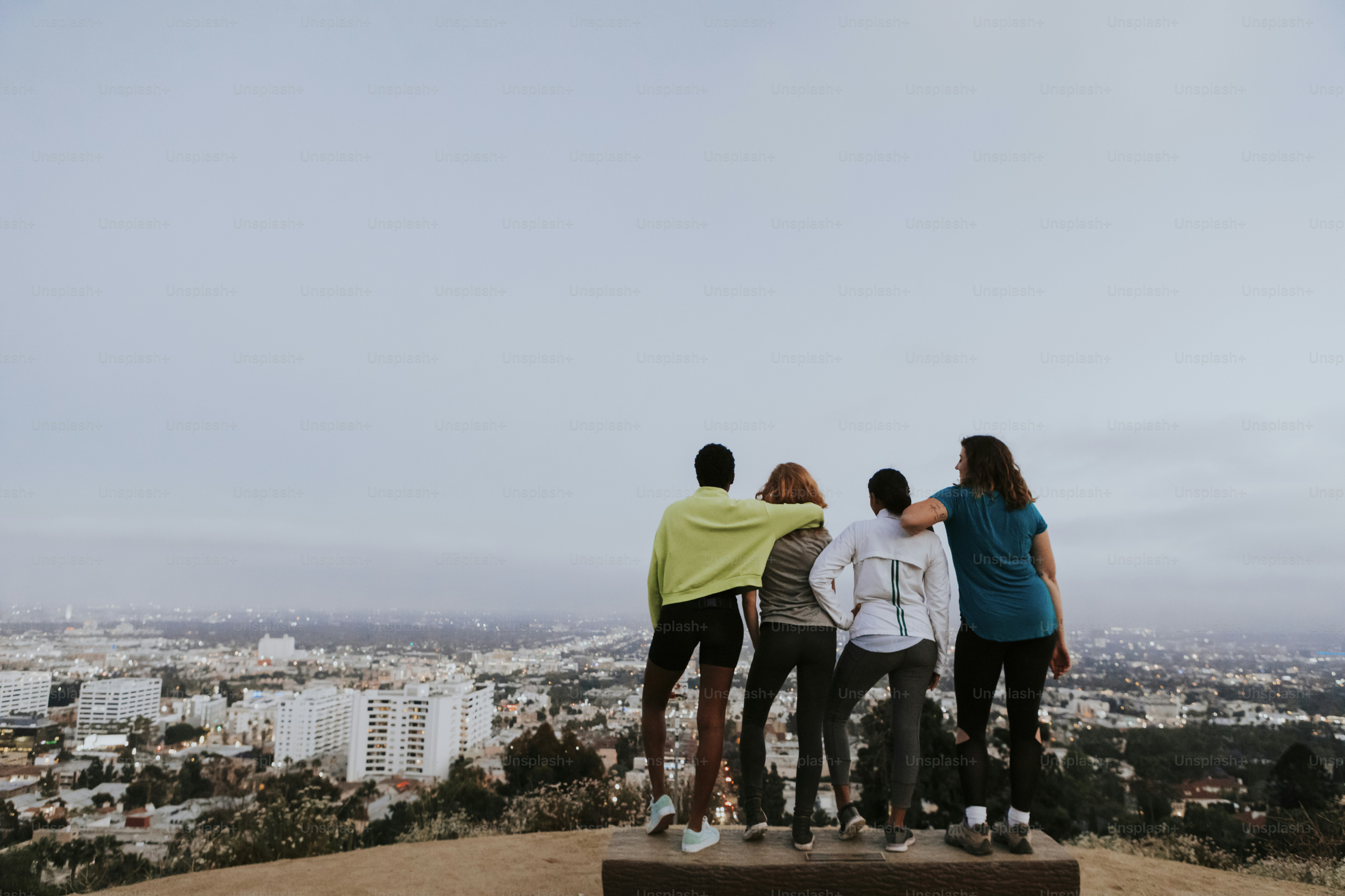 Amigos caminando por las colinas de Los Ángeles