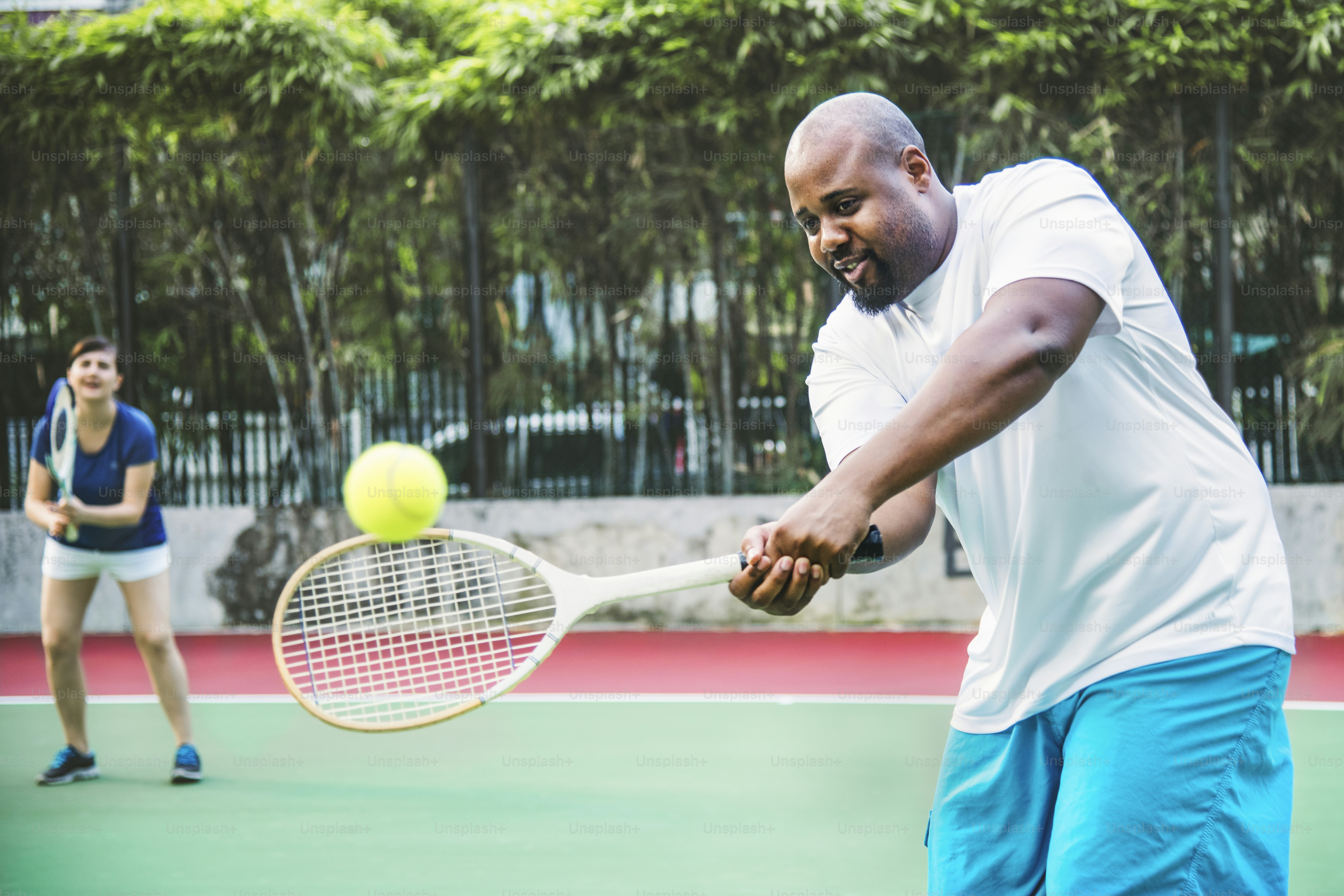 Coppia che gioca a tennis come una squadra