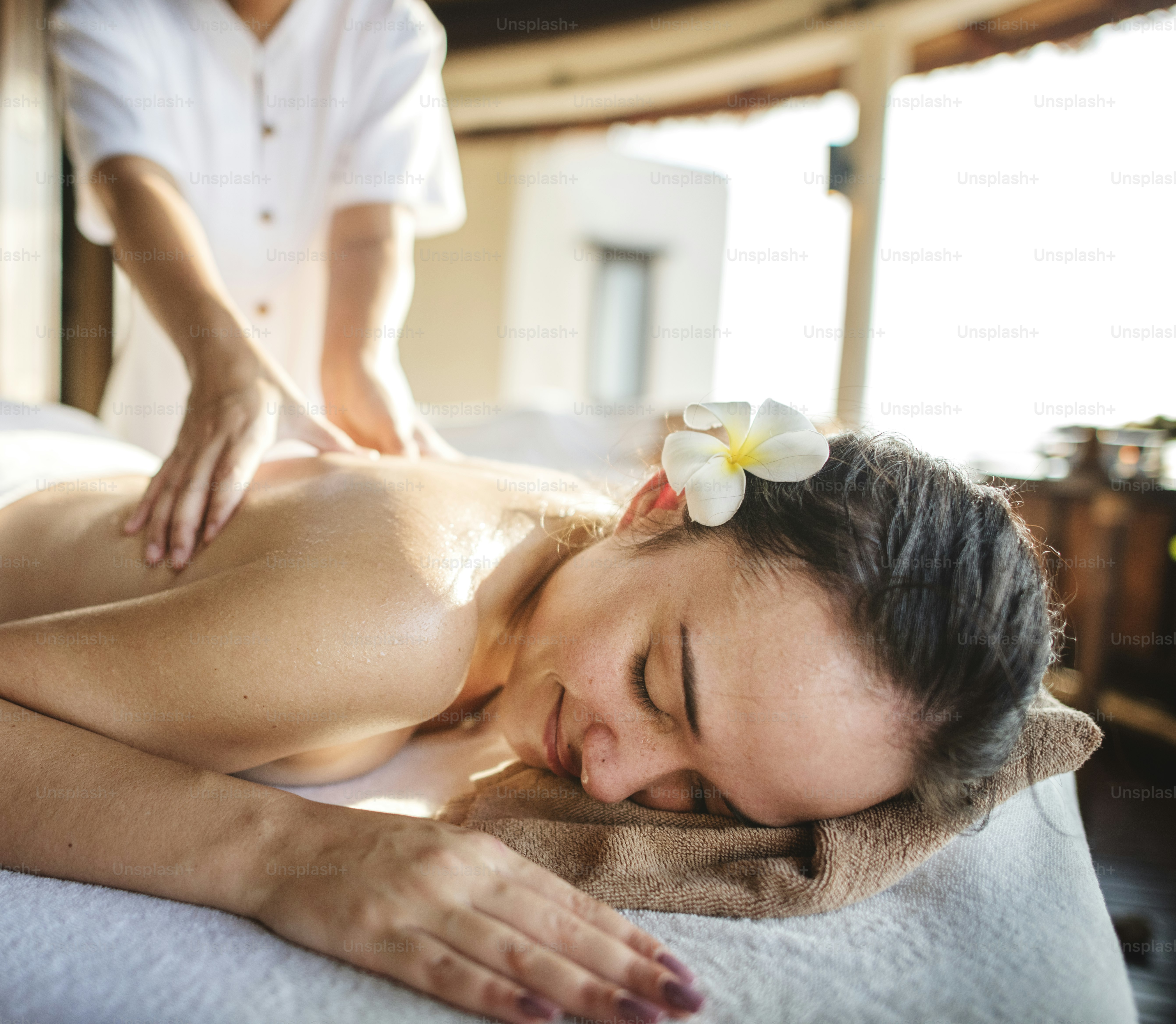 Wanita bersantai dengan pijat herbal