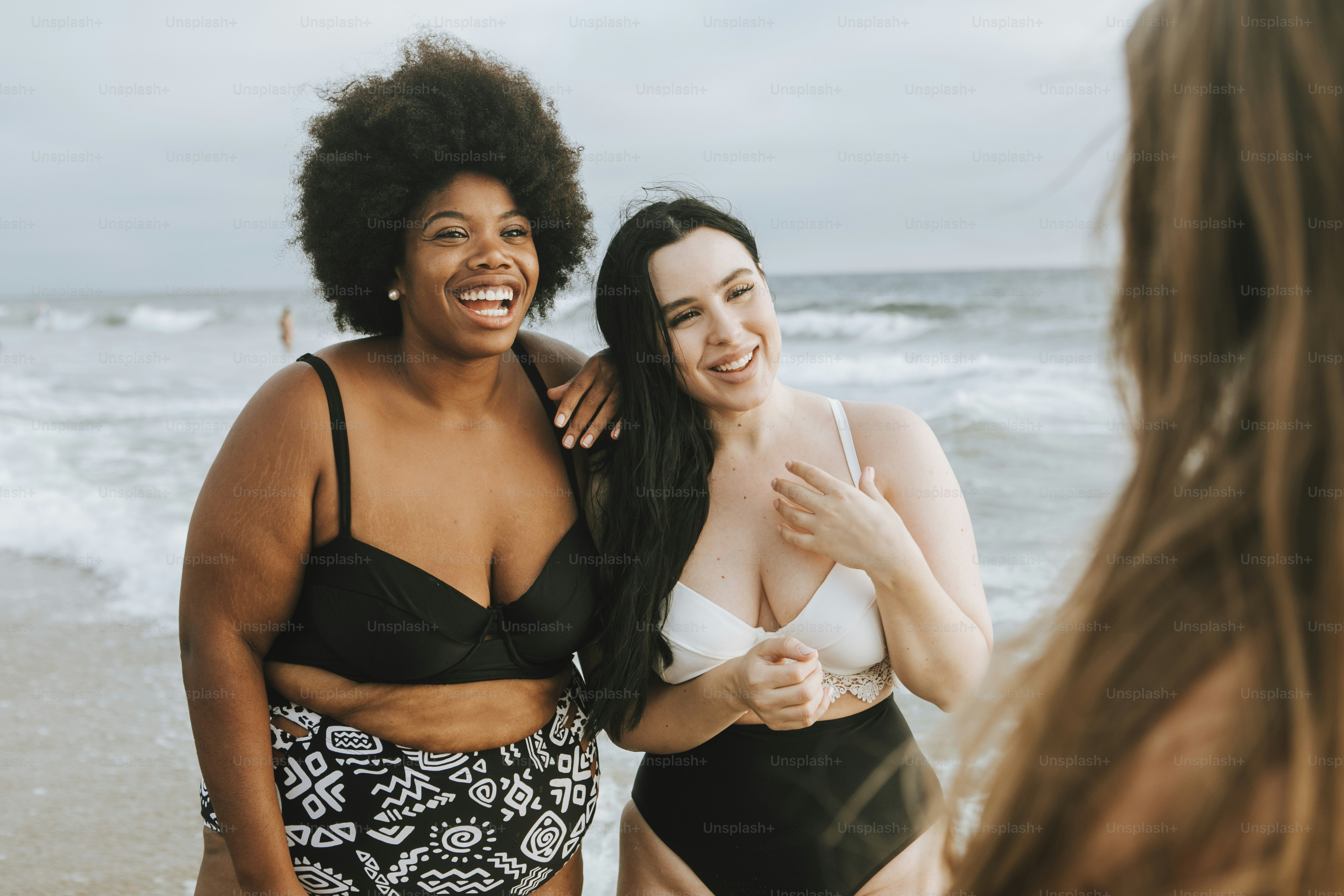 Belles femmes grande taille gaies à la plage photo – Image de Plage sur  Unsplash, image size:3000x2000