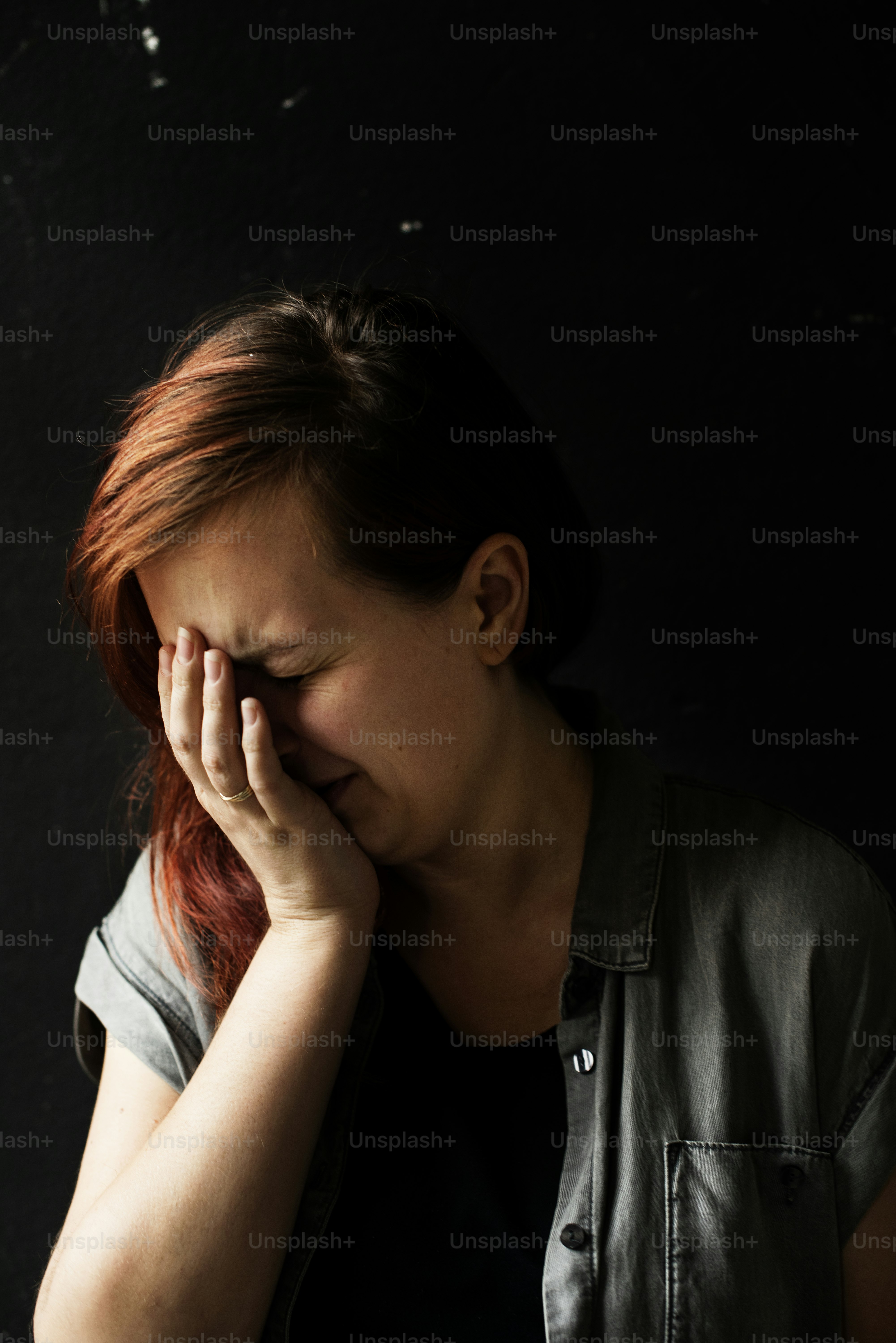 黒い背景に泣いている不幸な女性の写真 – Unsplashの大人の画像, image size:3000x4496