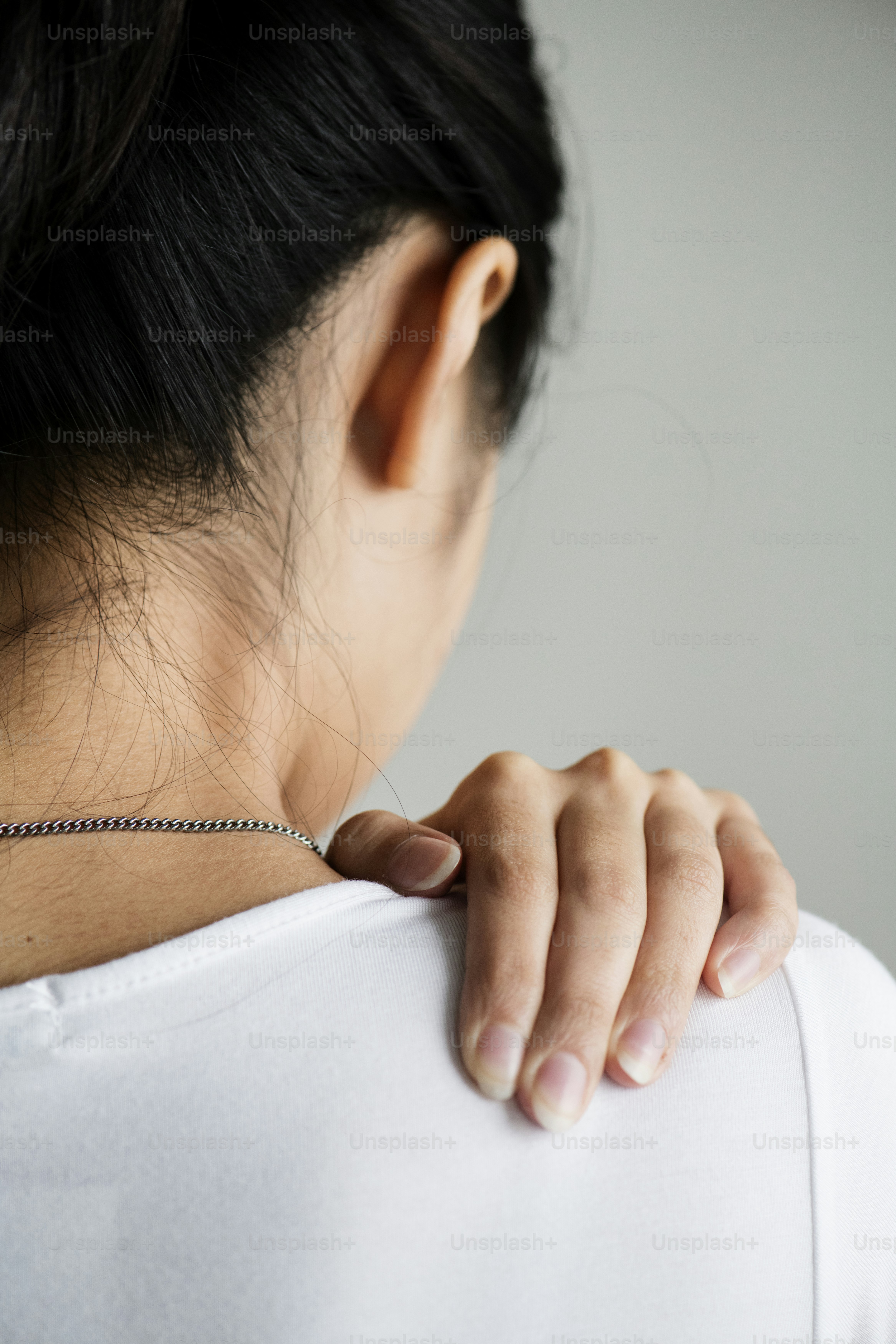 Mujer asiática que sufre dolor de espalda