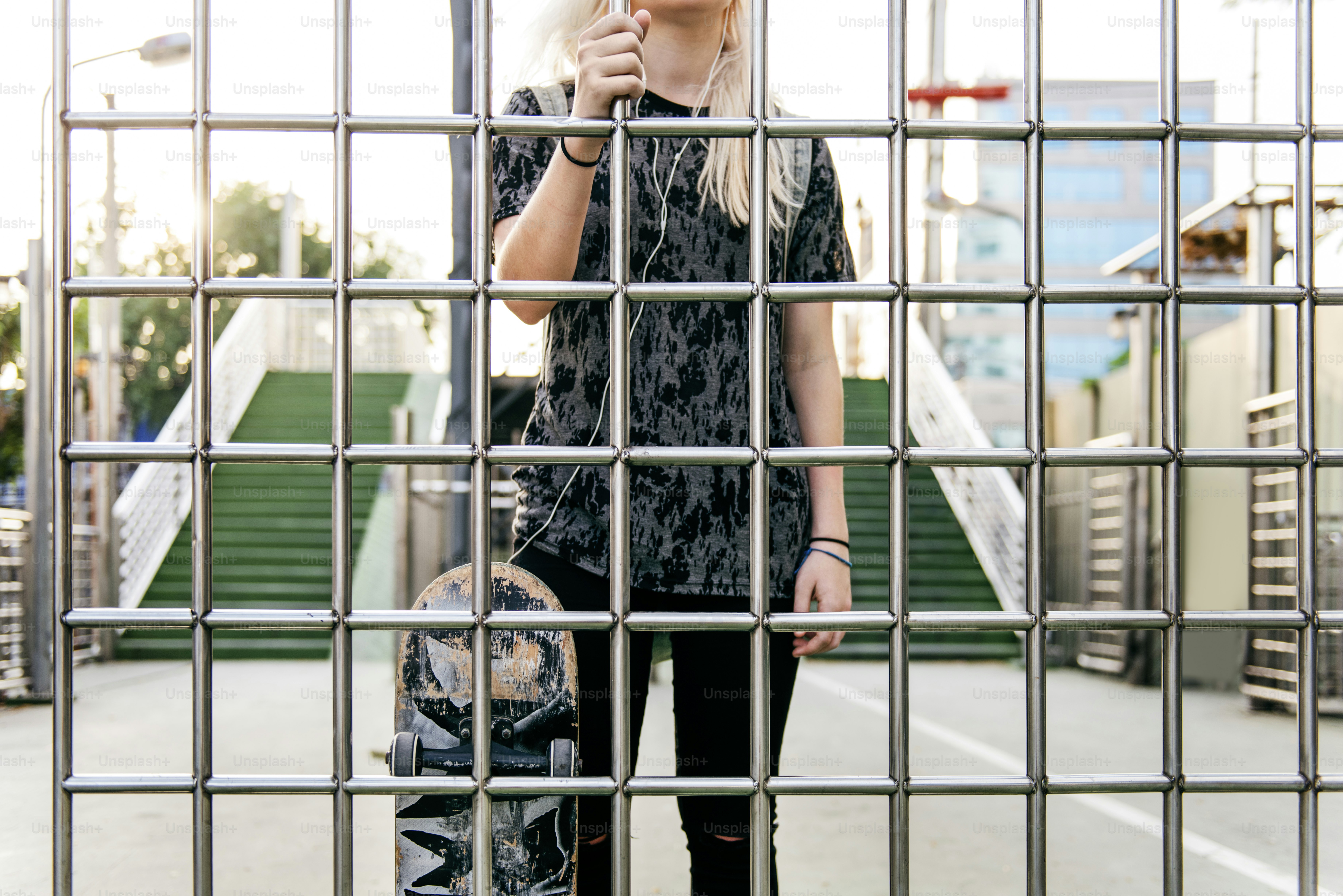 若い女の子のスケートボード屋外の都会のコンセプト