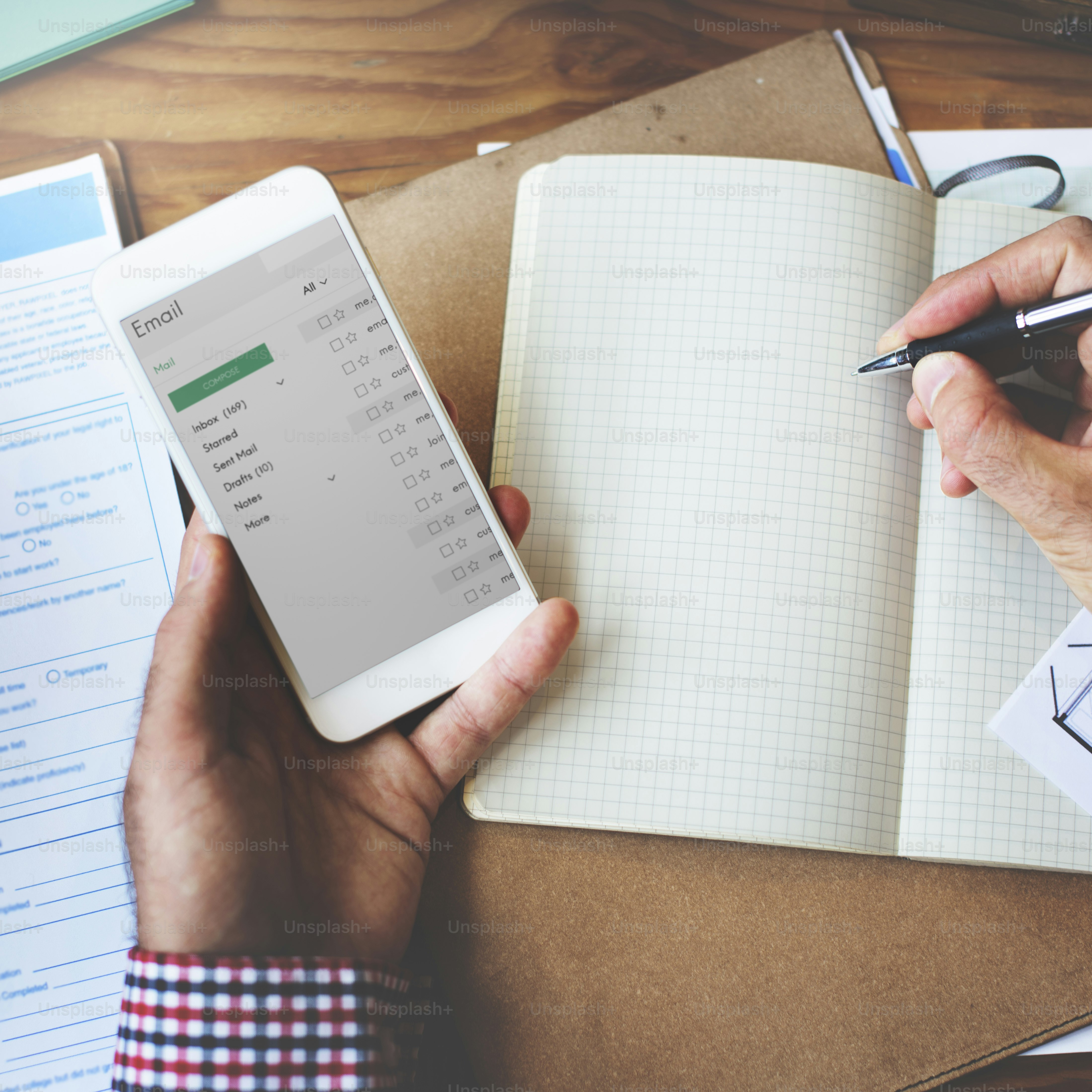 Smartphone mit E-Mail Online-Messaging-Konzept