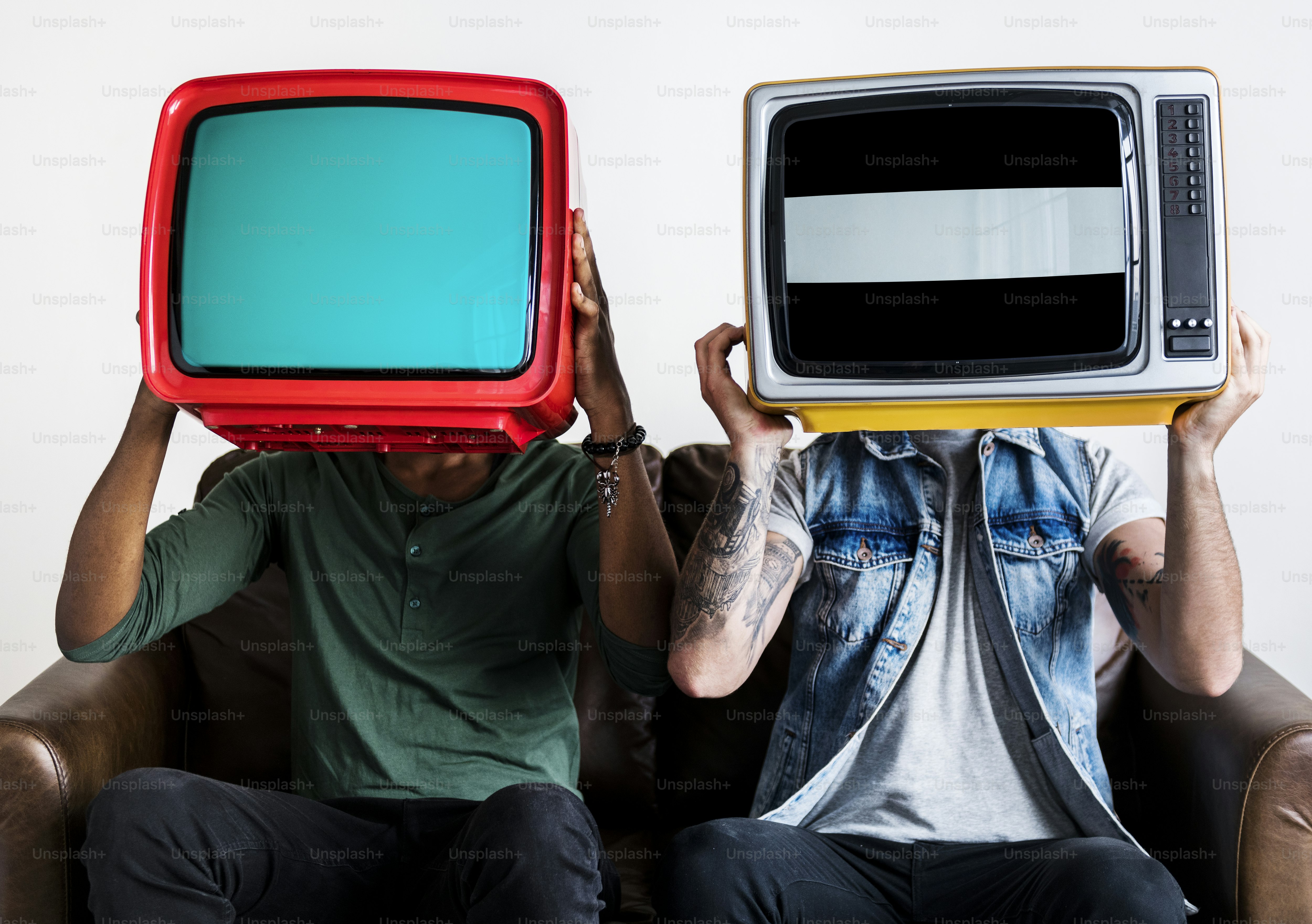 窓際のスタイリッシュなリビングに置かれたテレビ