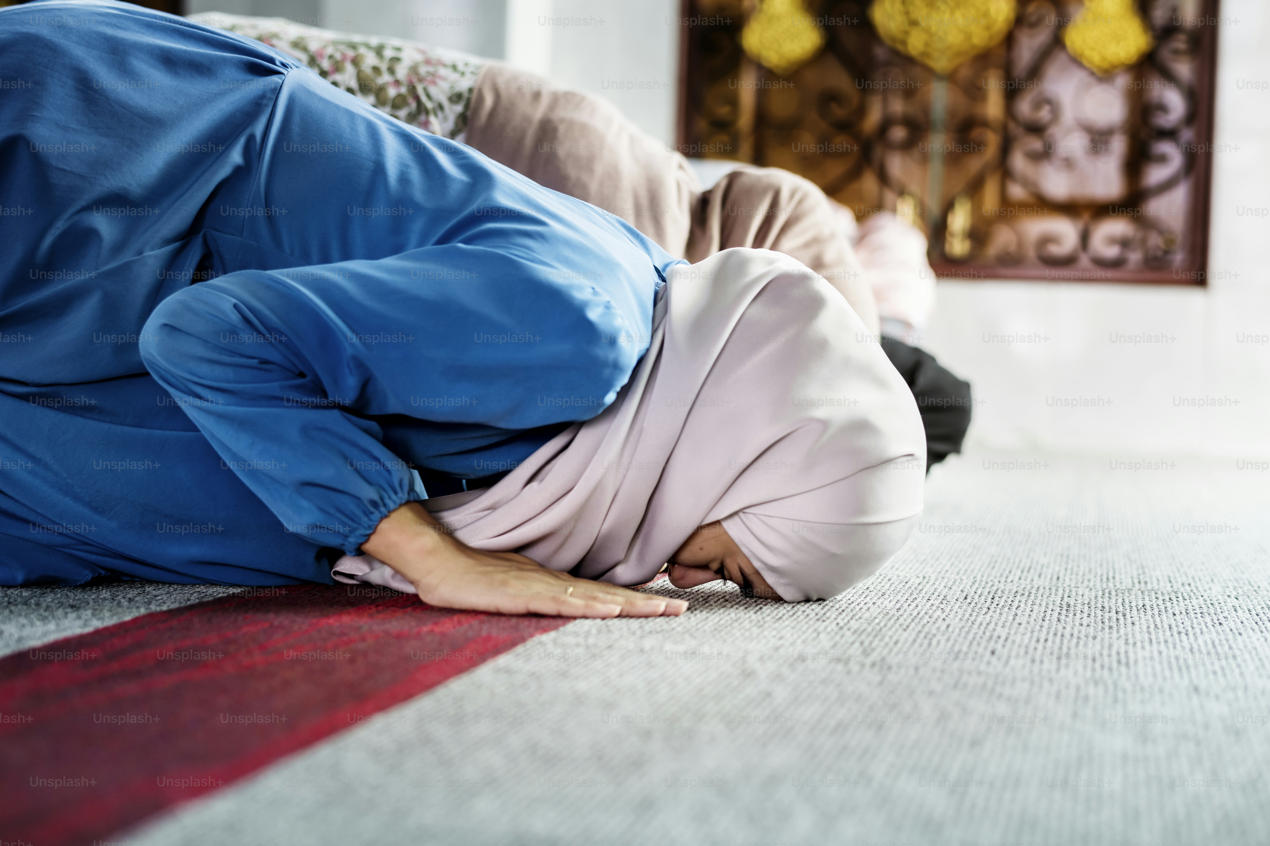 Umat Islam berdoa dengan postur Sujud