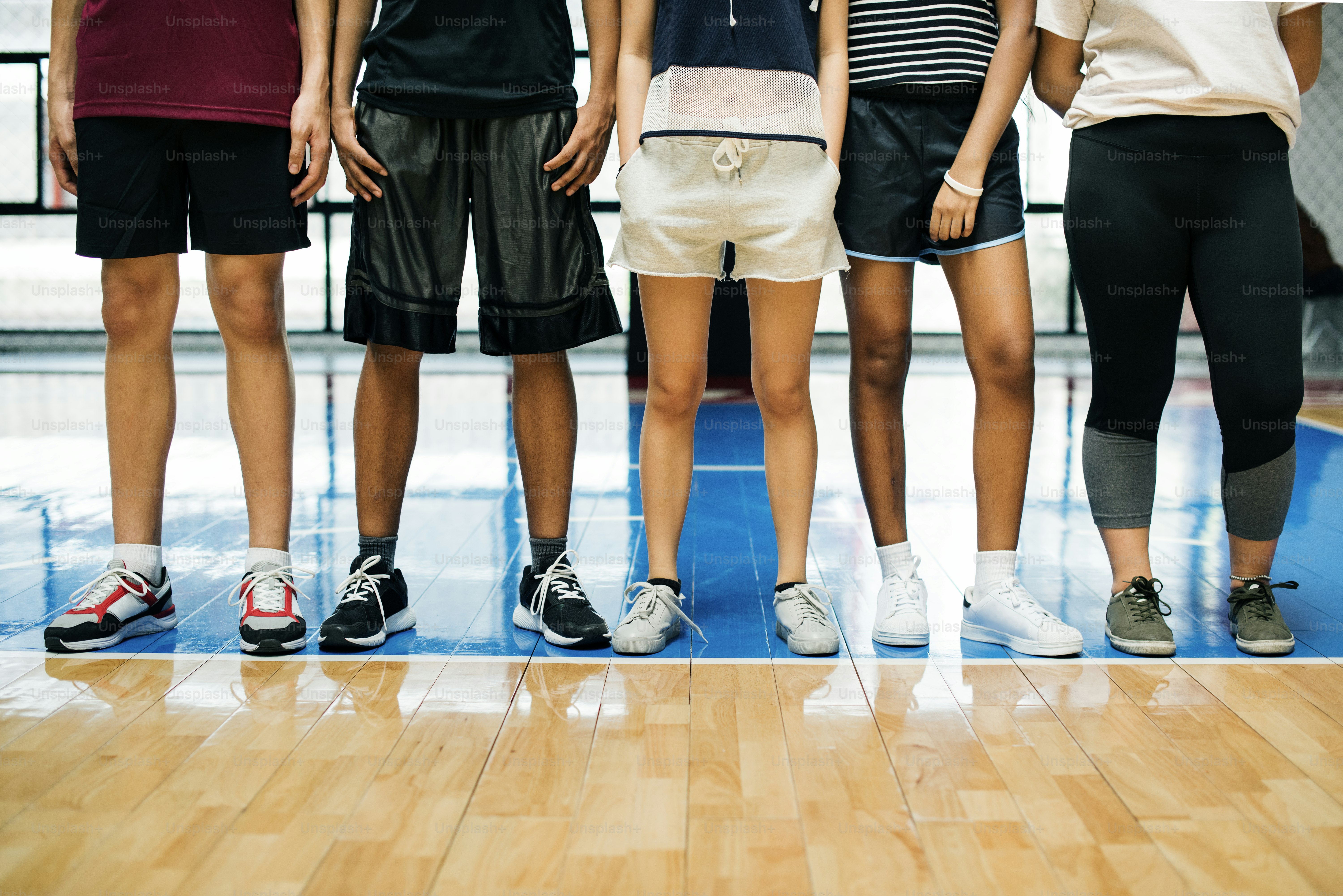 Grupo de amigos adolescentes novos em uma quadra de basquete em pé em uma  fileira foto – Imagem sobre Equipe na Unsplash, image size:3000x2003