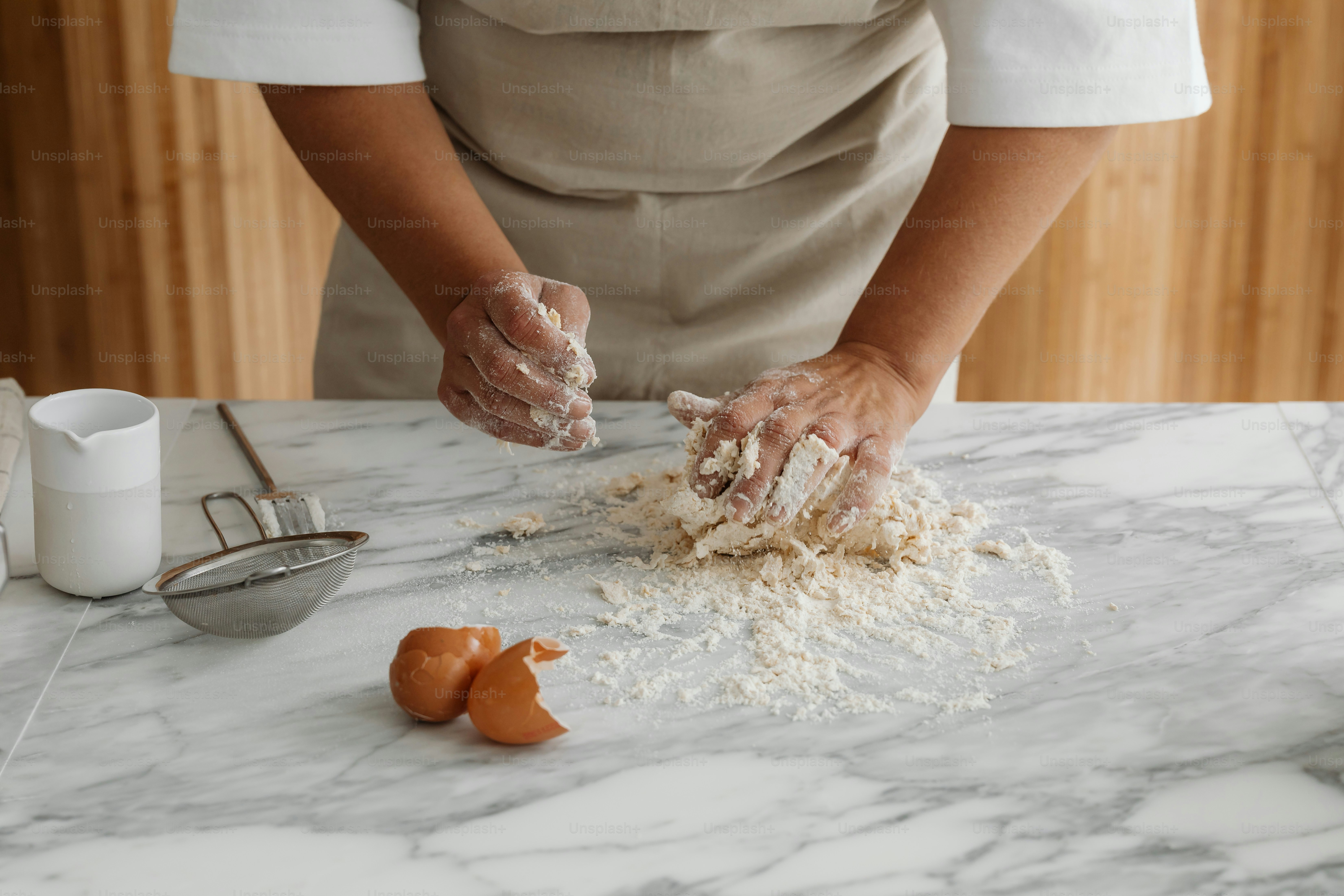 Une personne dans une cuisine préparant des aliments sur un comptoir ...