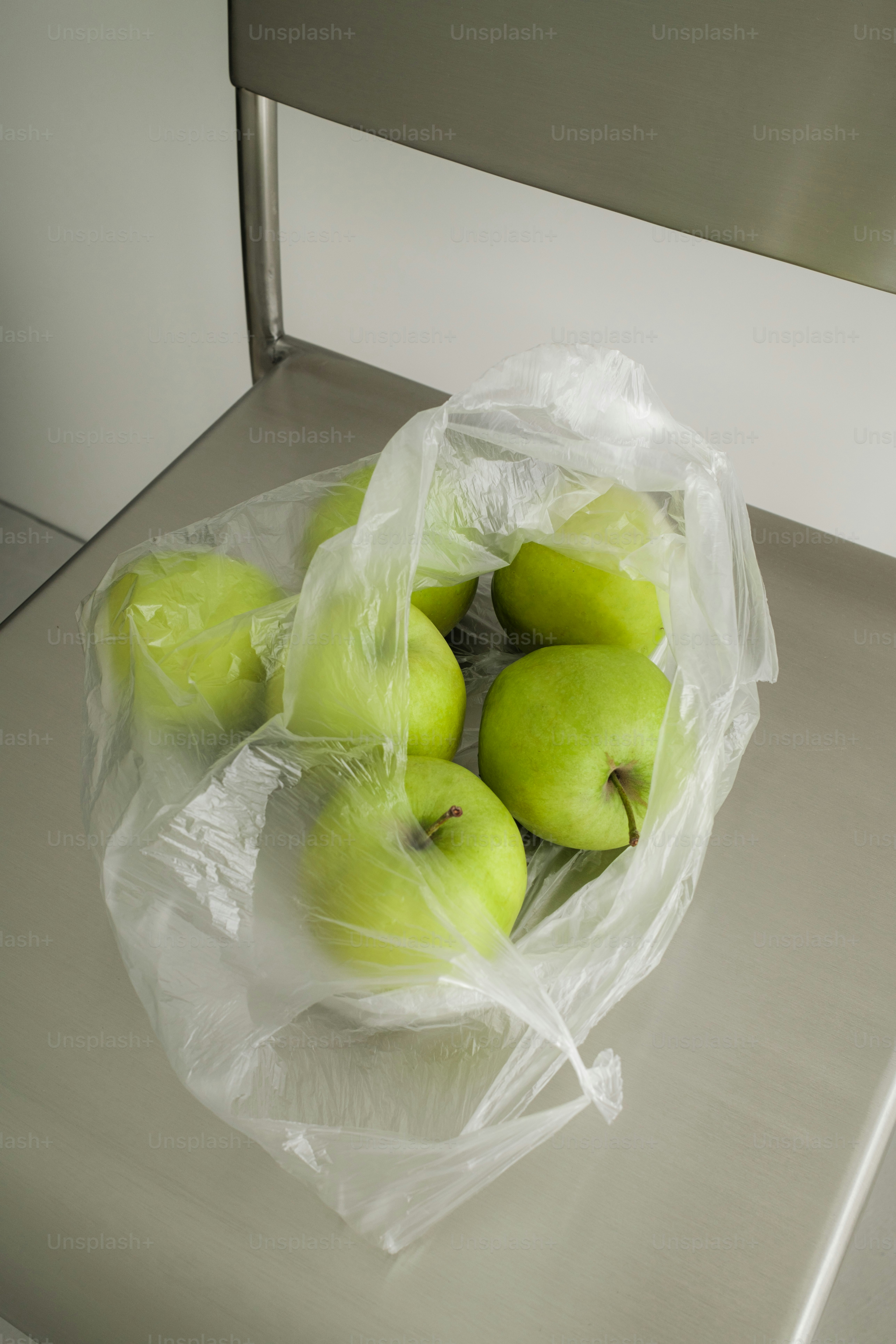 Un sac de pommes vertes posé sur un comptoir