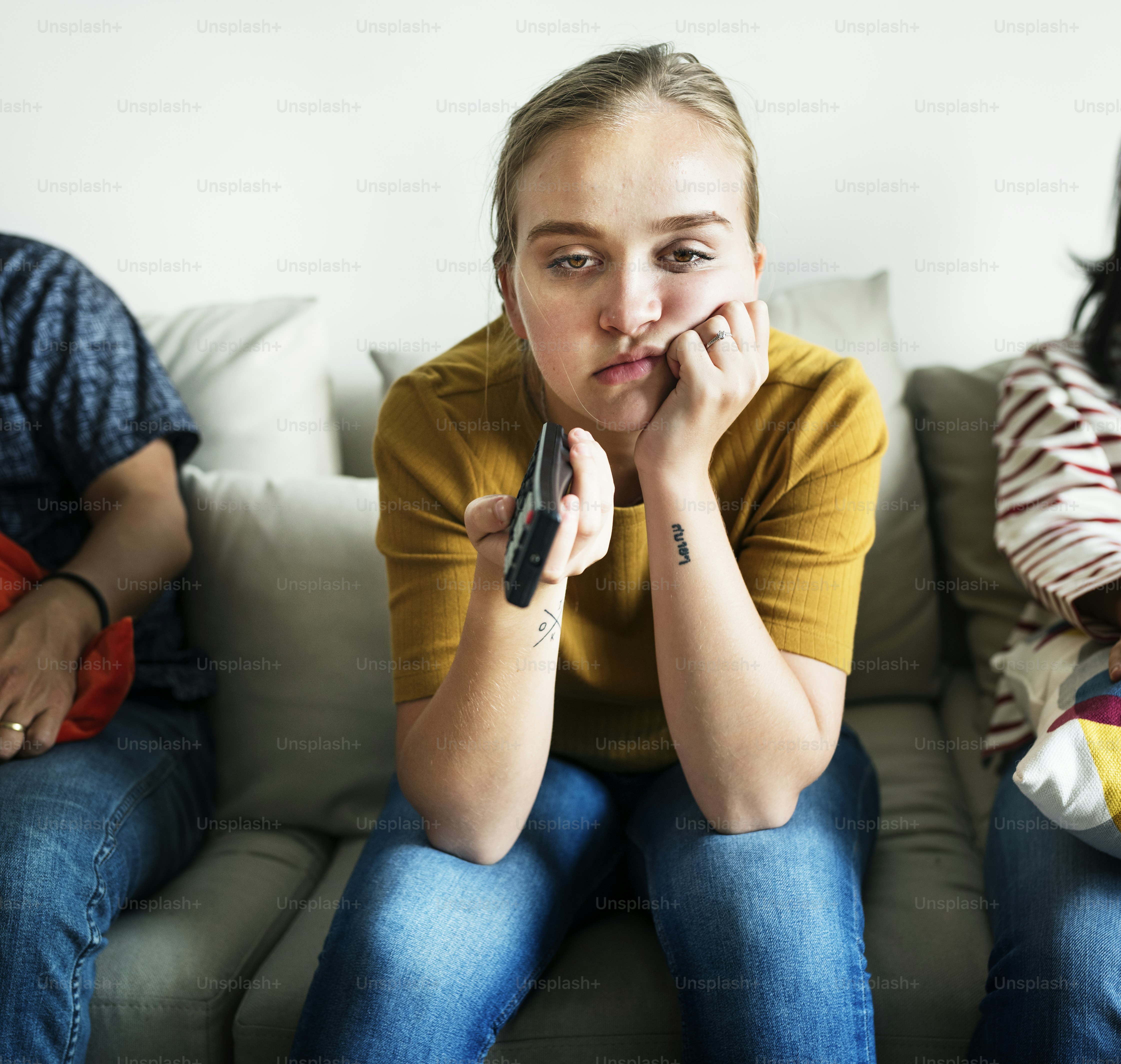 Kaukasische Frau unter Freunden, die sich langweilt