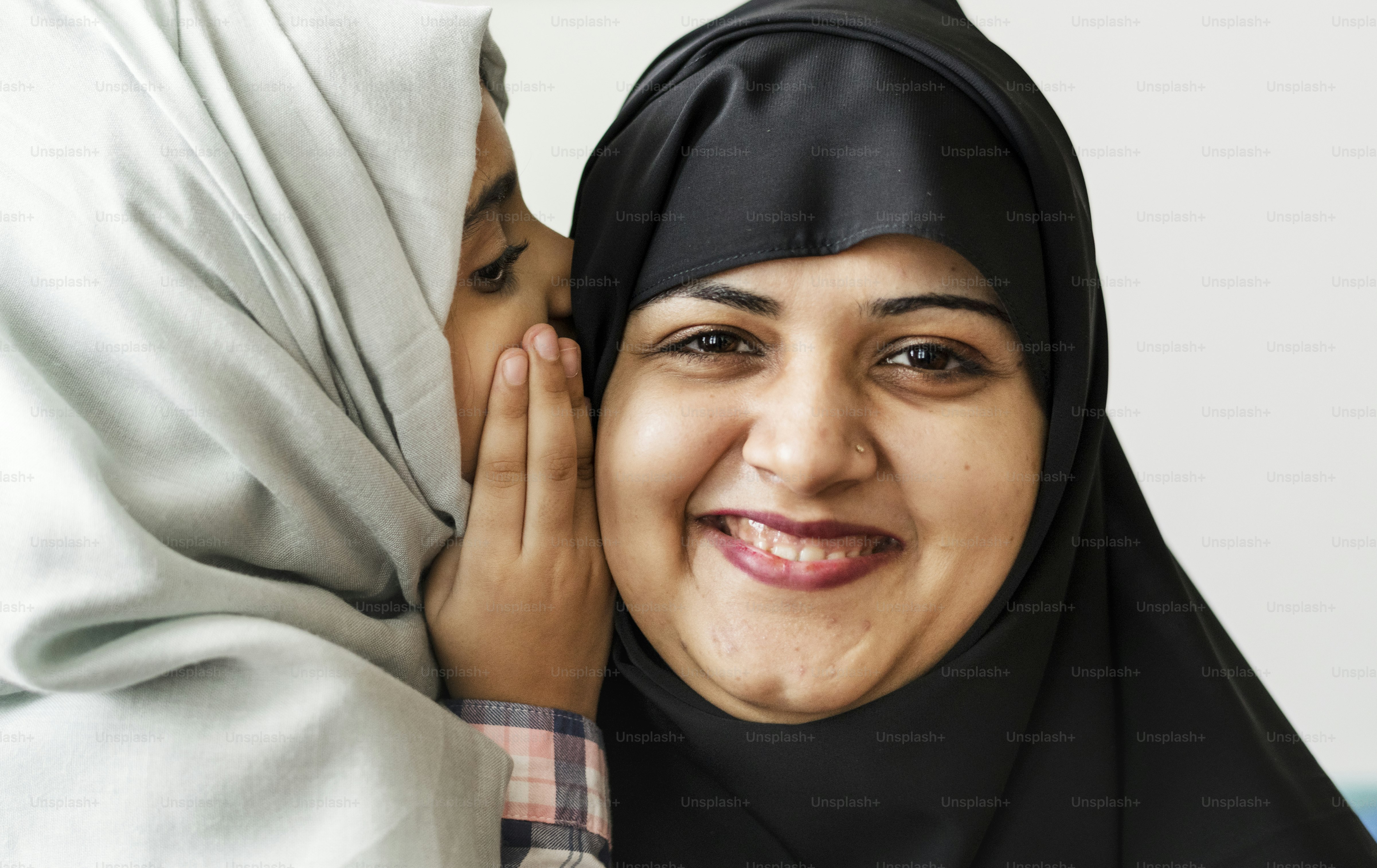 Ibu dan anak perempuan Muslim yang manis