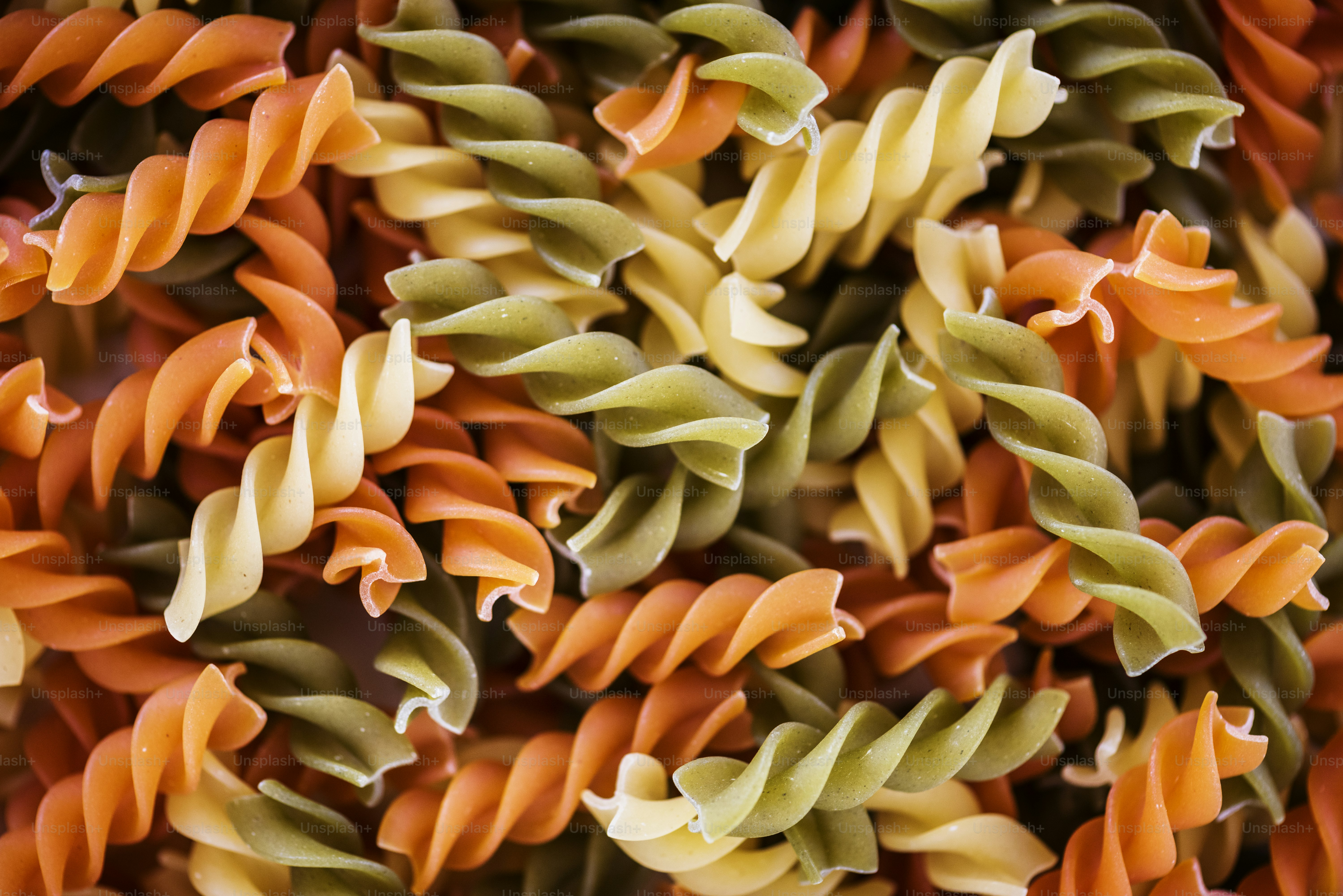 Feche acima da textura da massa fusilli