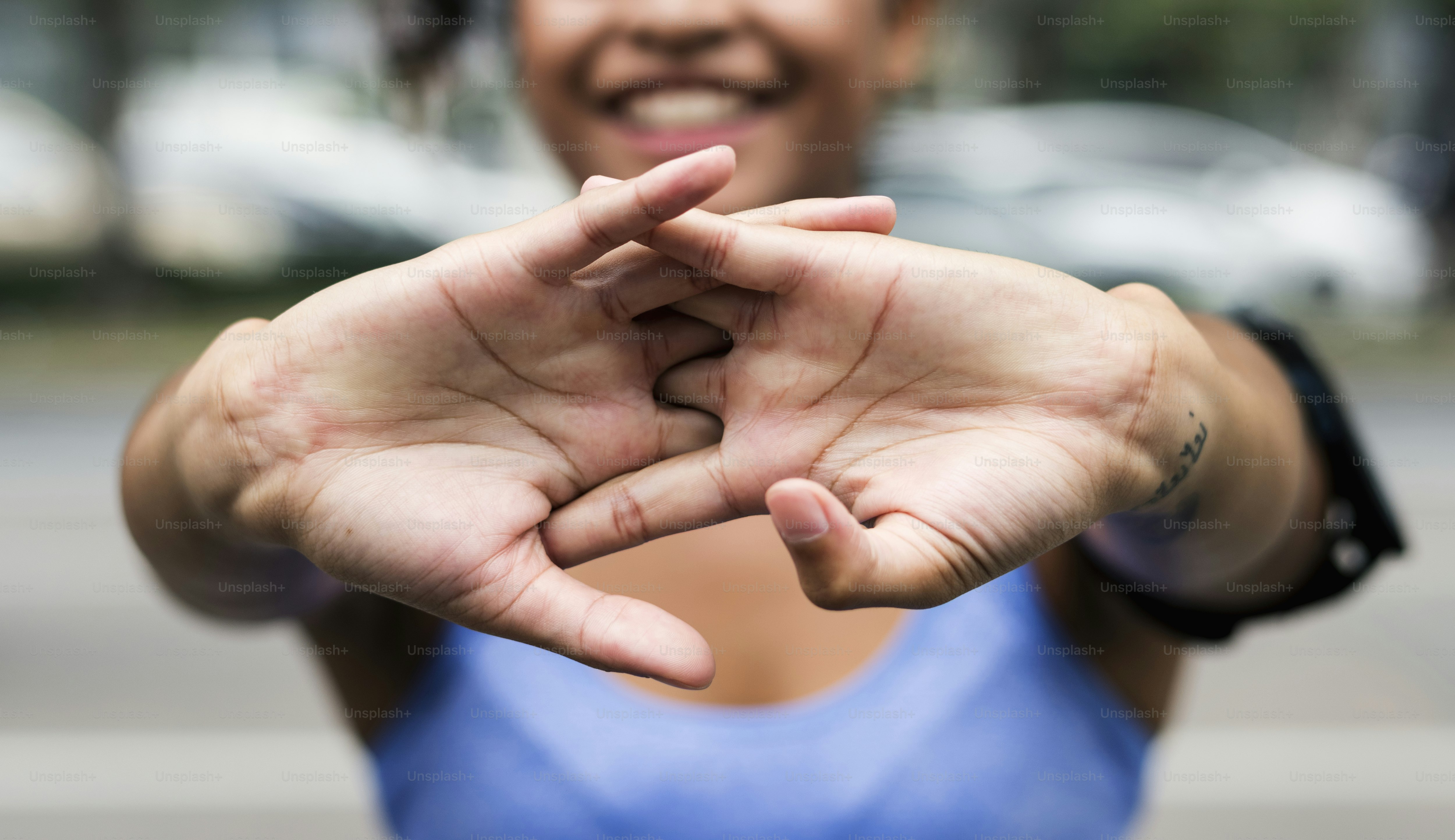 テクノロジーを使用しながら運動する健康な女性