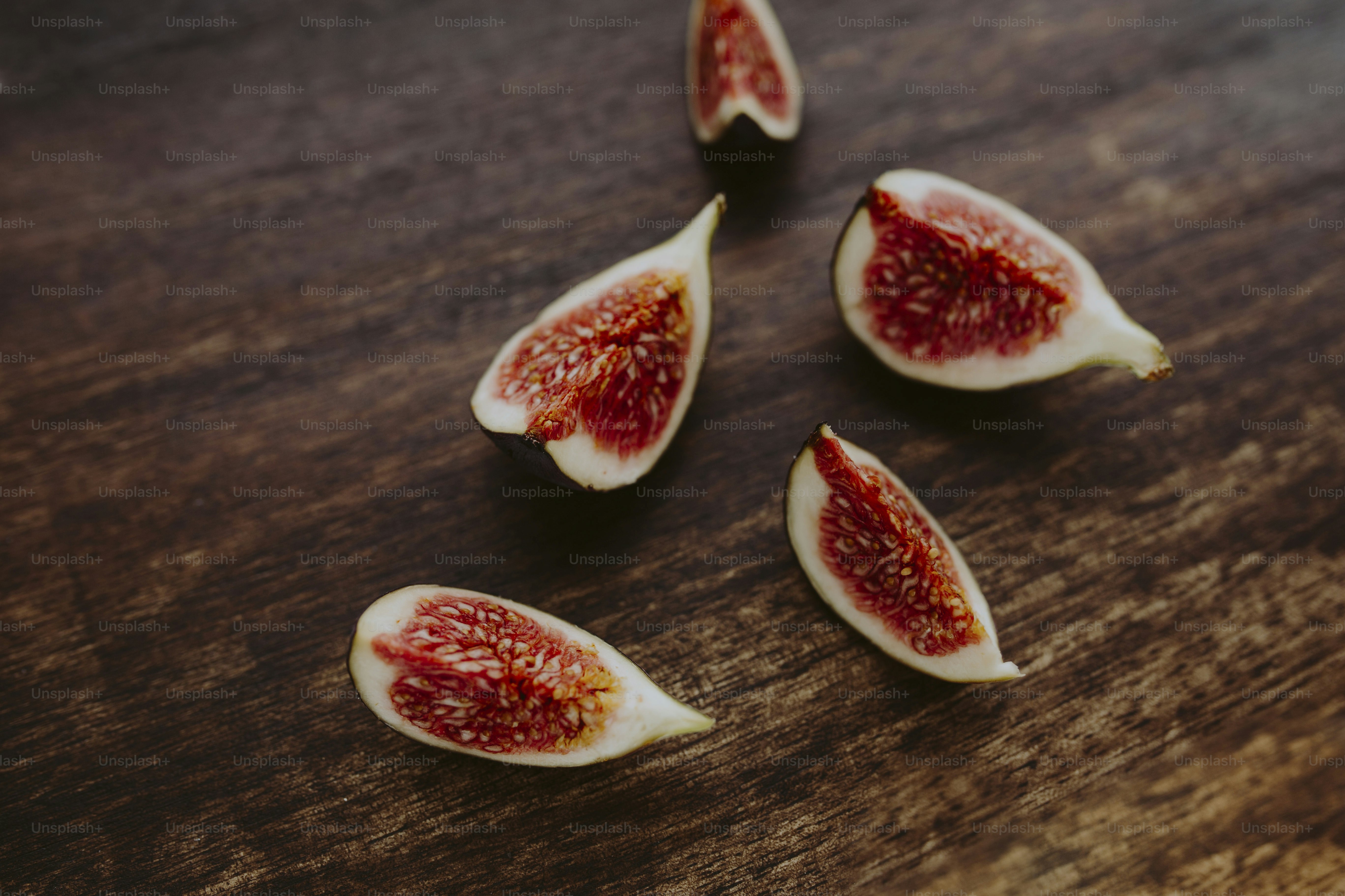 Higo fresco ecológico sobre una mesa de madera