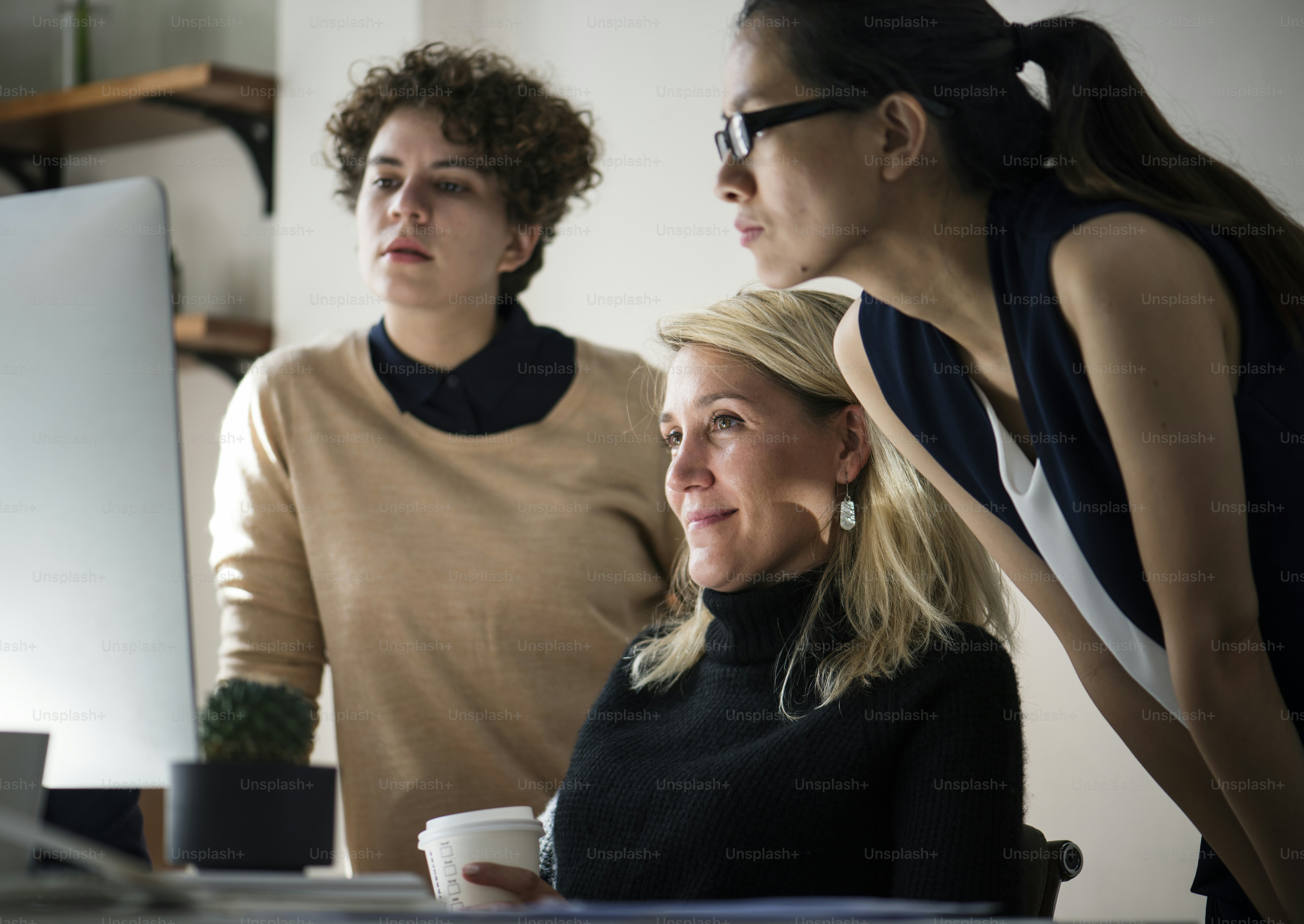 Geschäftsfrau, die im Büro arbeitet
