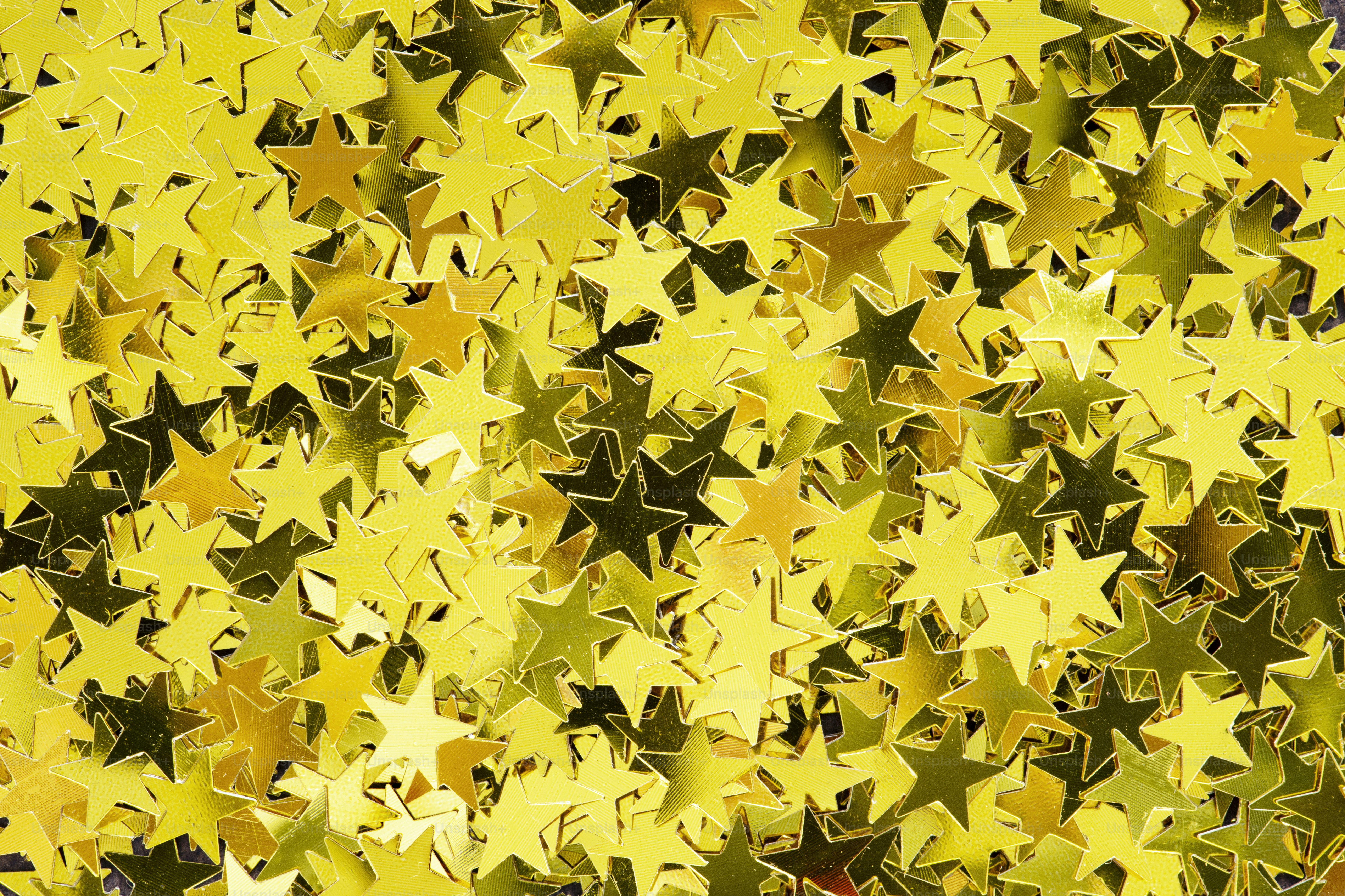 Estrellas doradas brillantes brillan fondo festivo