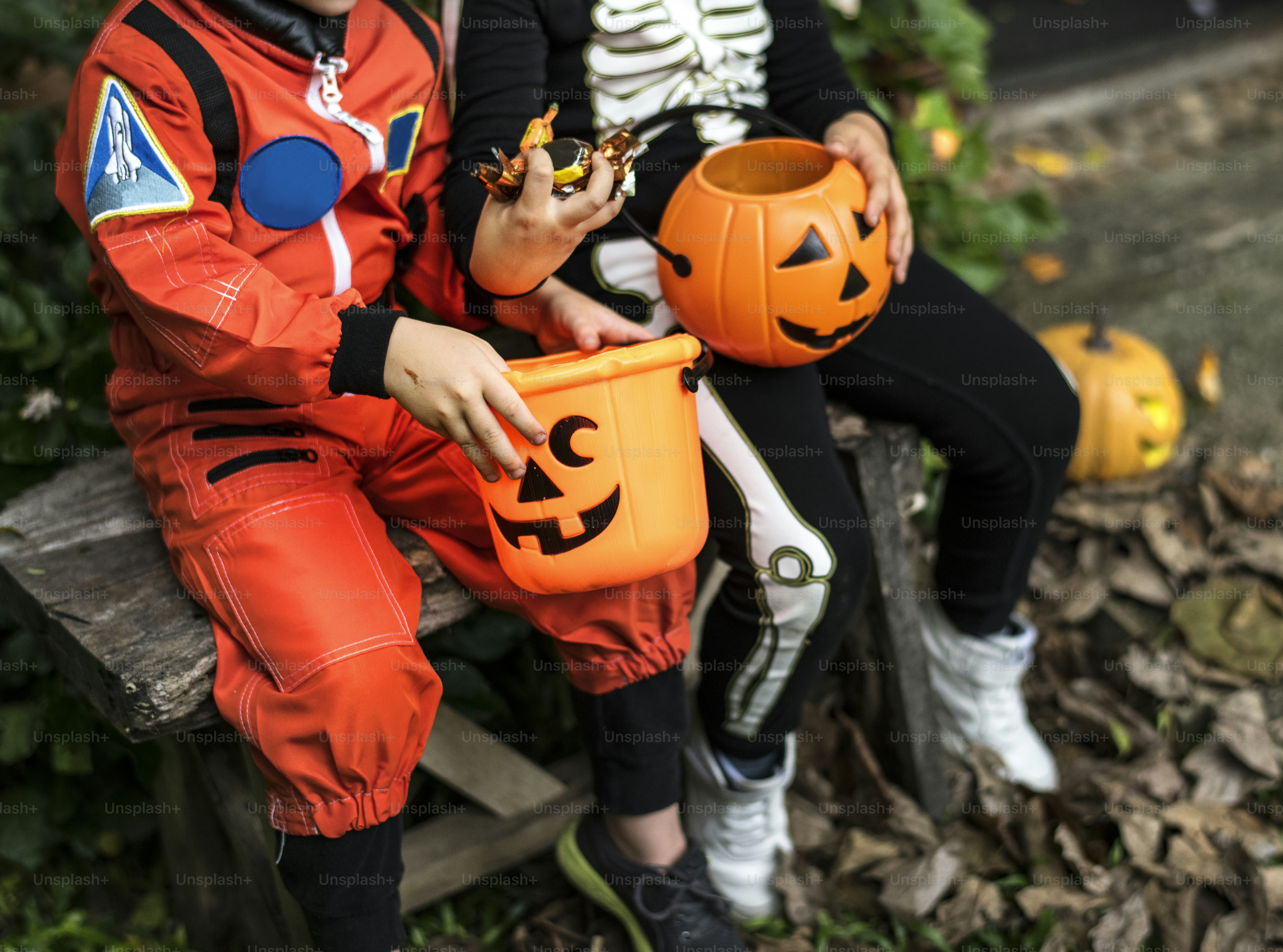 Anak-anak kecil menipu atau memperlakukan di Halloween