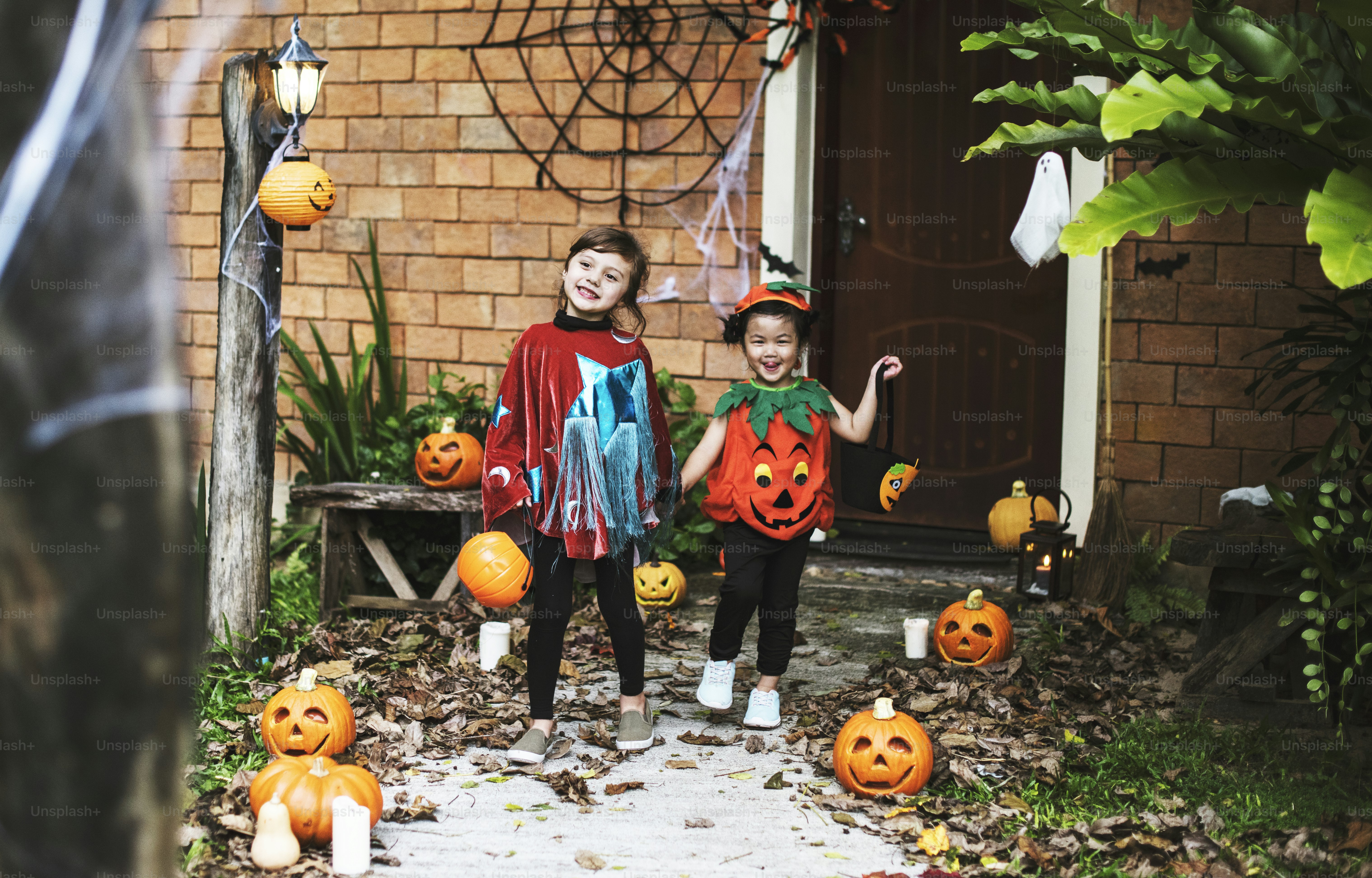 Enfants en costumes d’Halloween