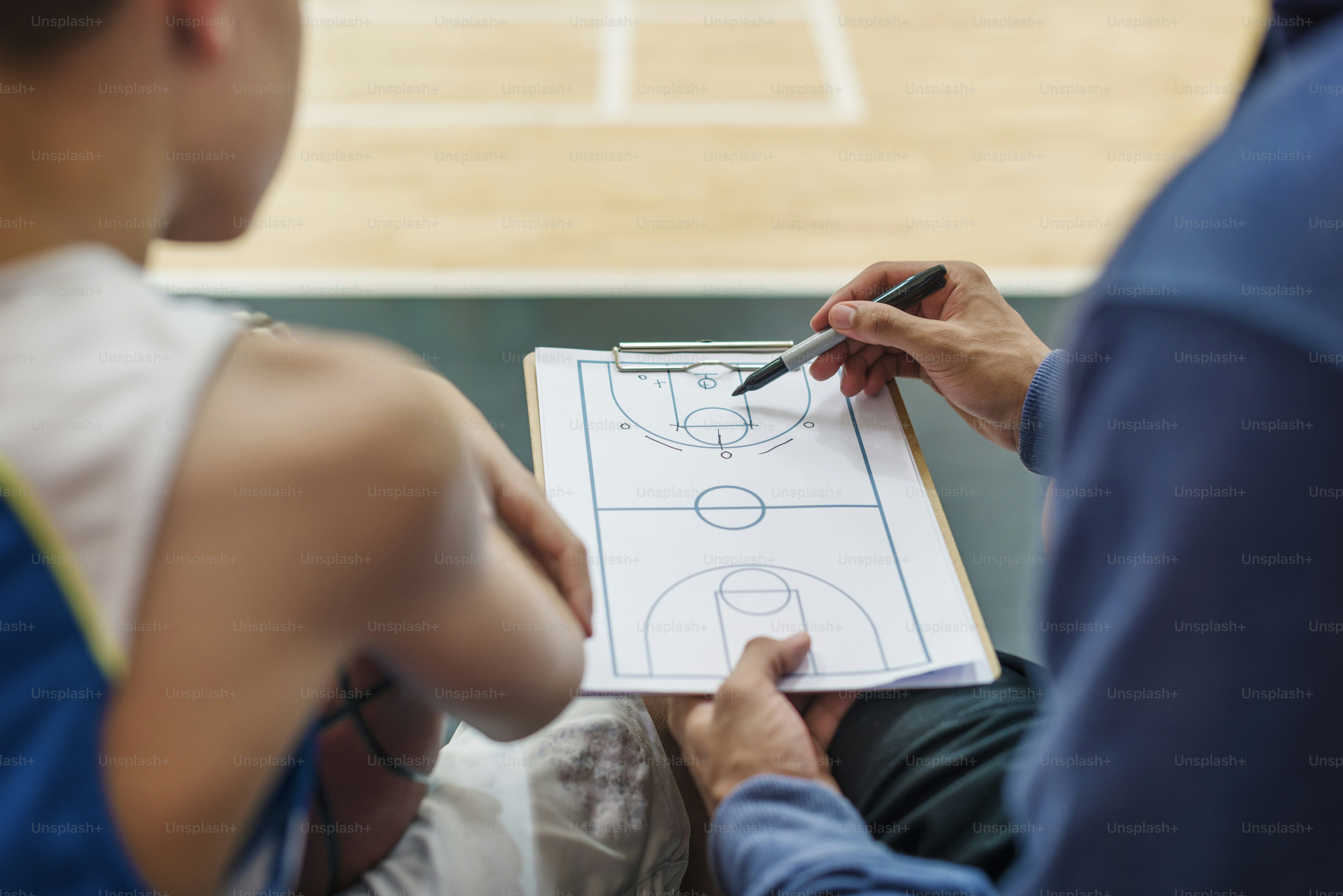 Concepto táctico del plan de juego deportivo del jugador de baloncesto