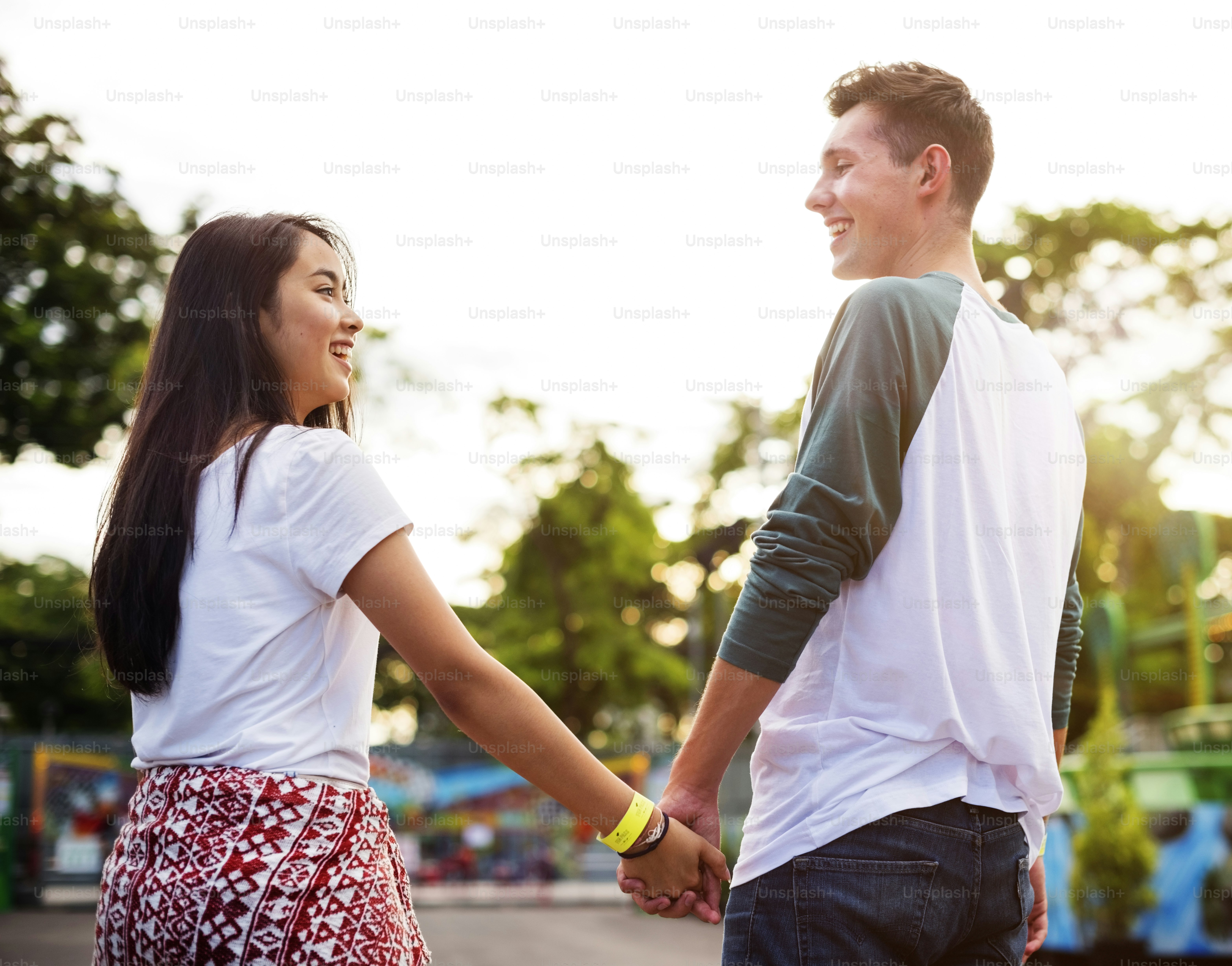 Parque de atracciones Carnaval Citas Tomado de la mano Concepto