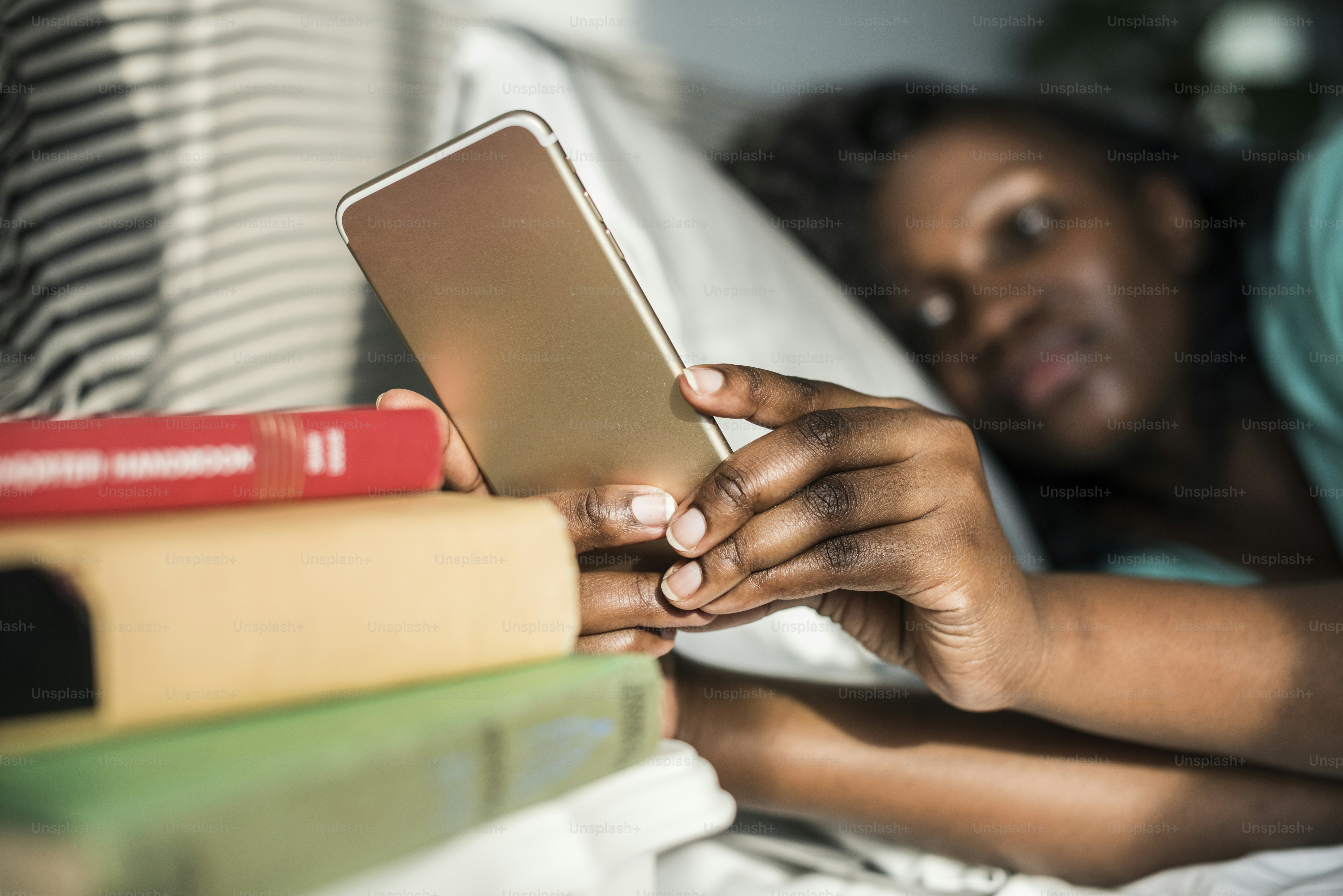 Wanita kulit hitam menggunakan tablet di tempat tidur
