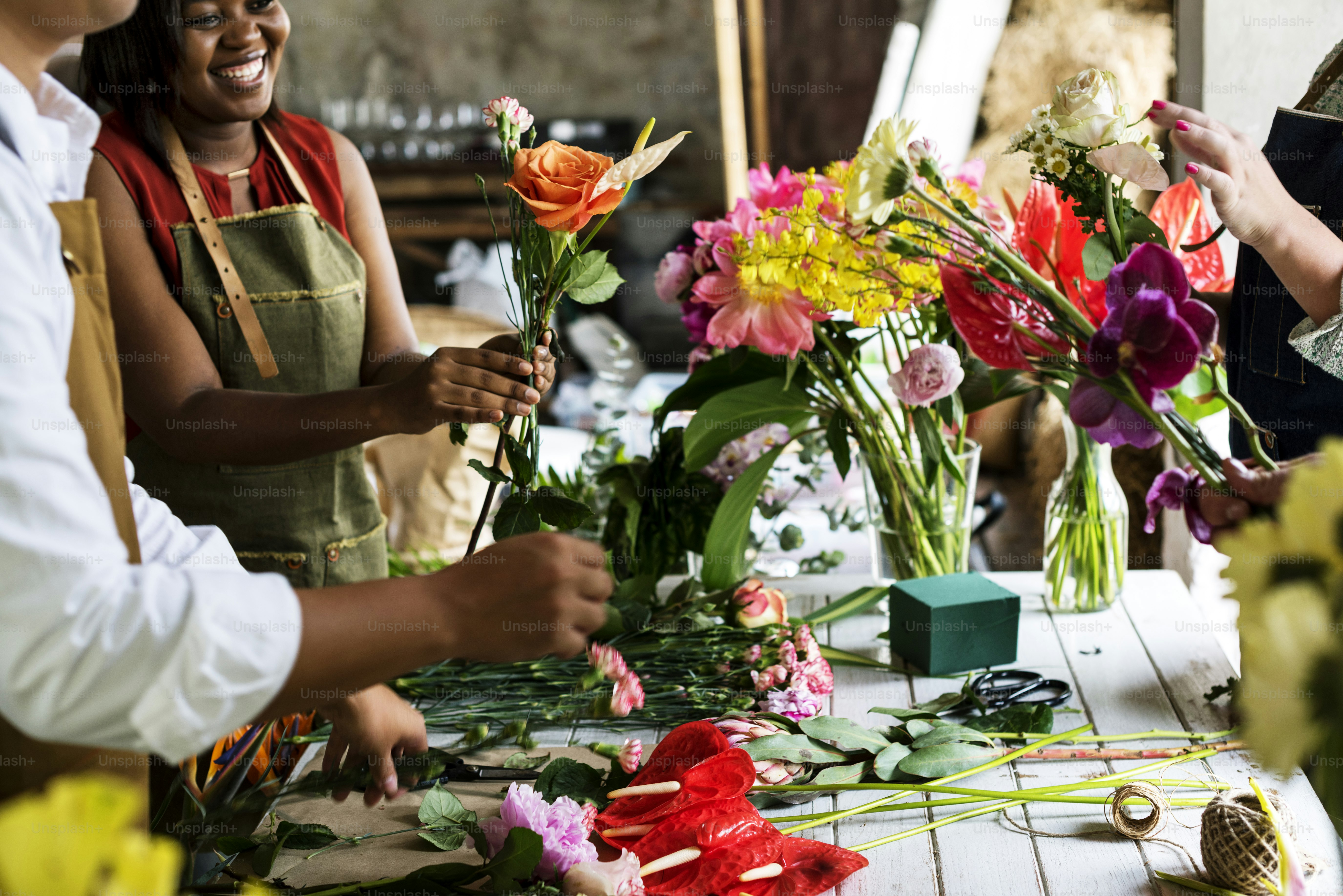 Group of people doing a flower arrangement photo – Blossom Image on ...