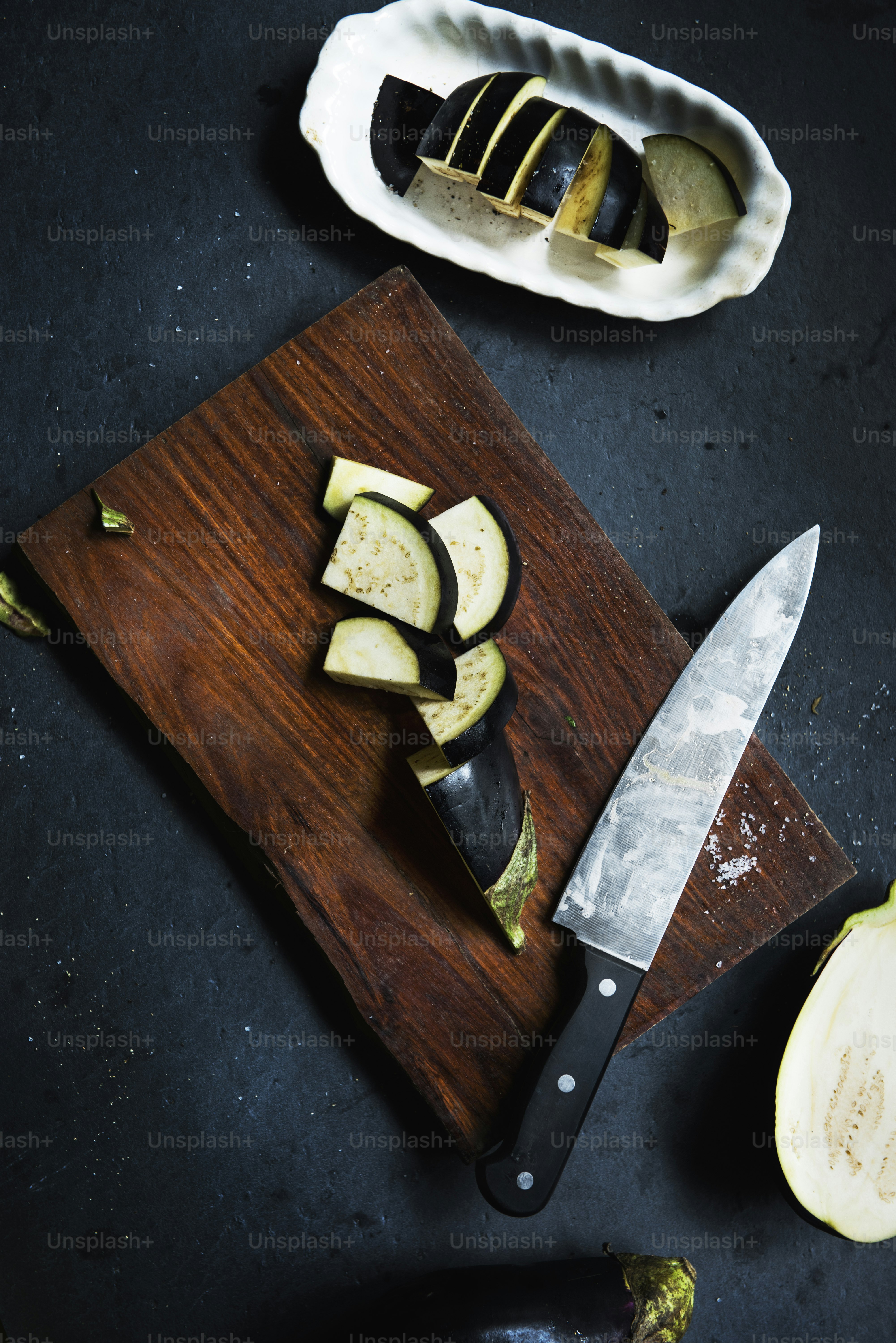 Vista aérea de cuchillo con berenjena orgánica recién cortada