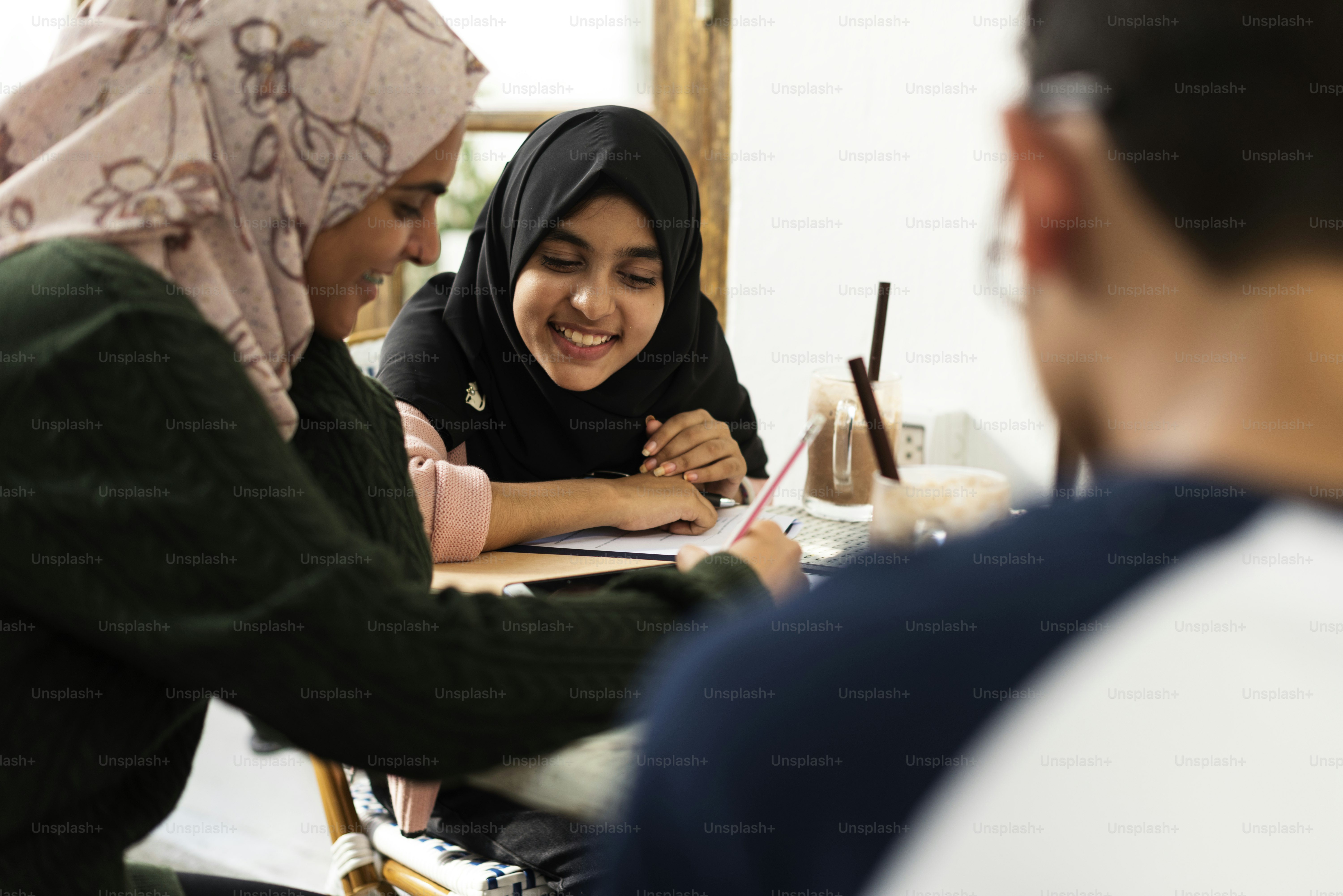 A group of Muslim students photo – Modest clothing Image on Unsplash