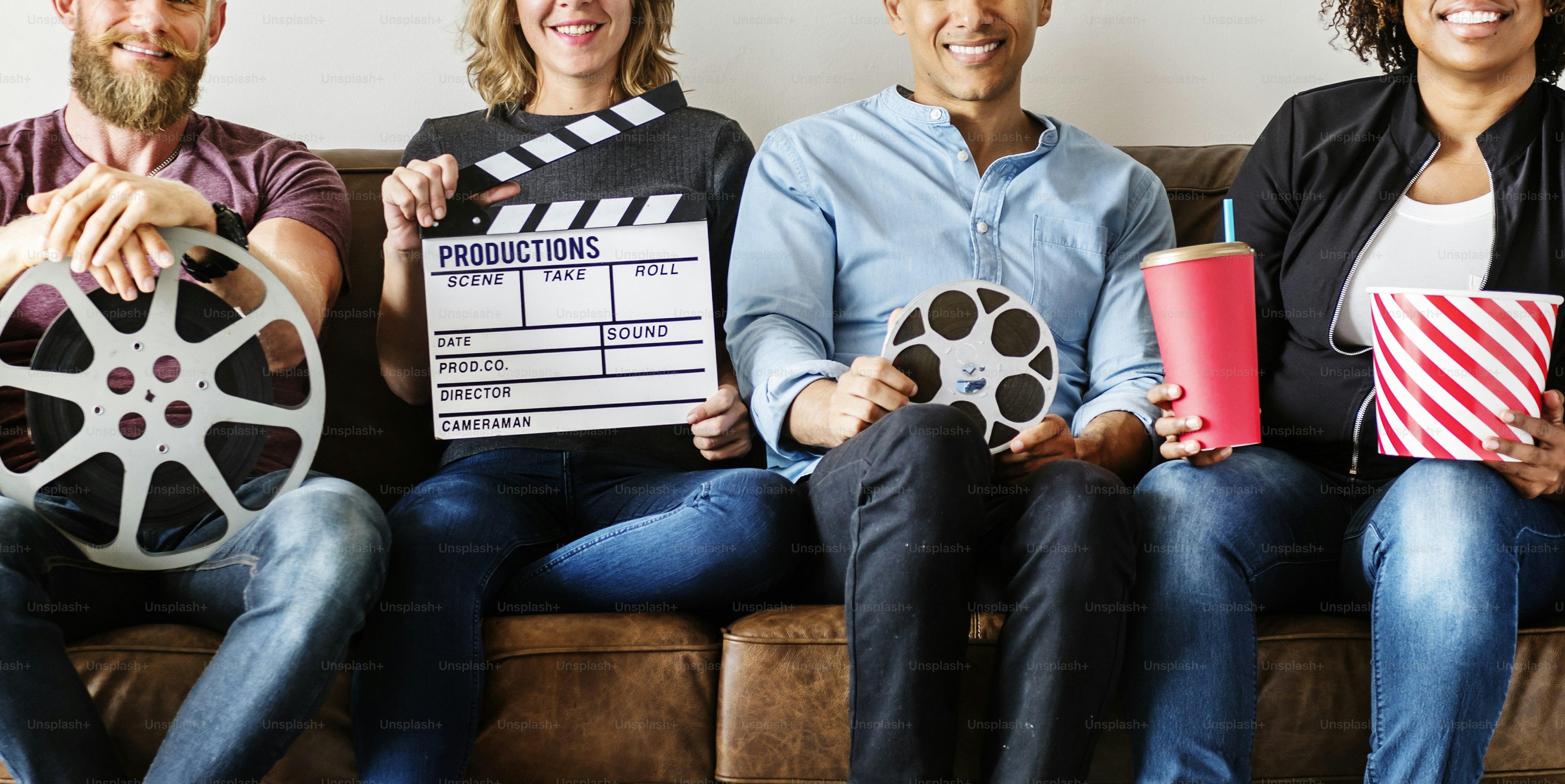 Freunde, die zusammen einen Film schauen