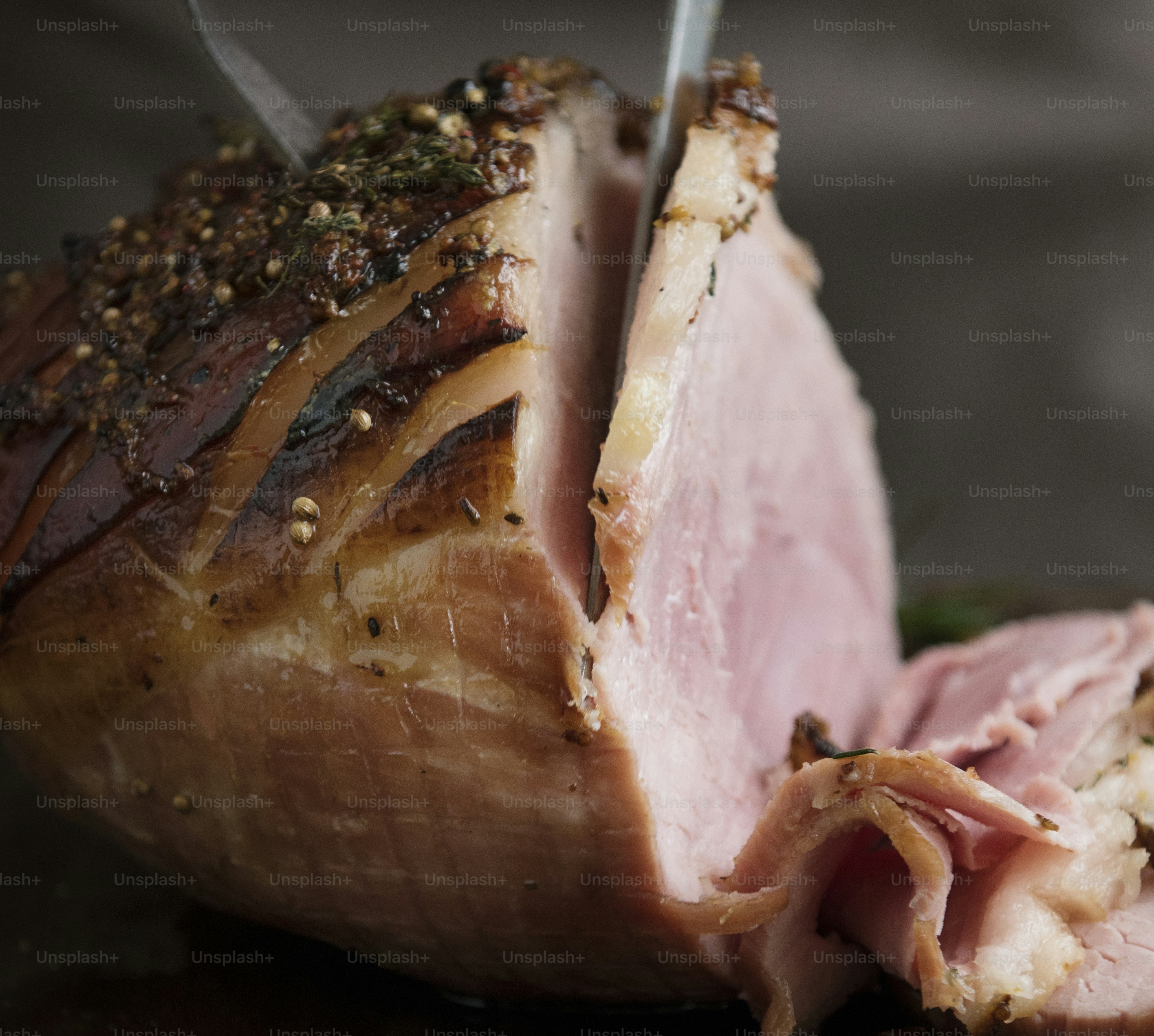 Schneiden eines gebackenen Schinkens für die Lebensmittelfotografie Rezeptidee