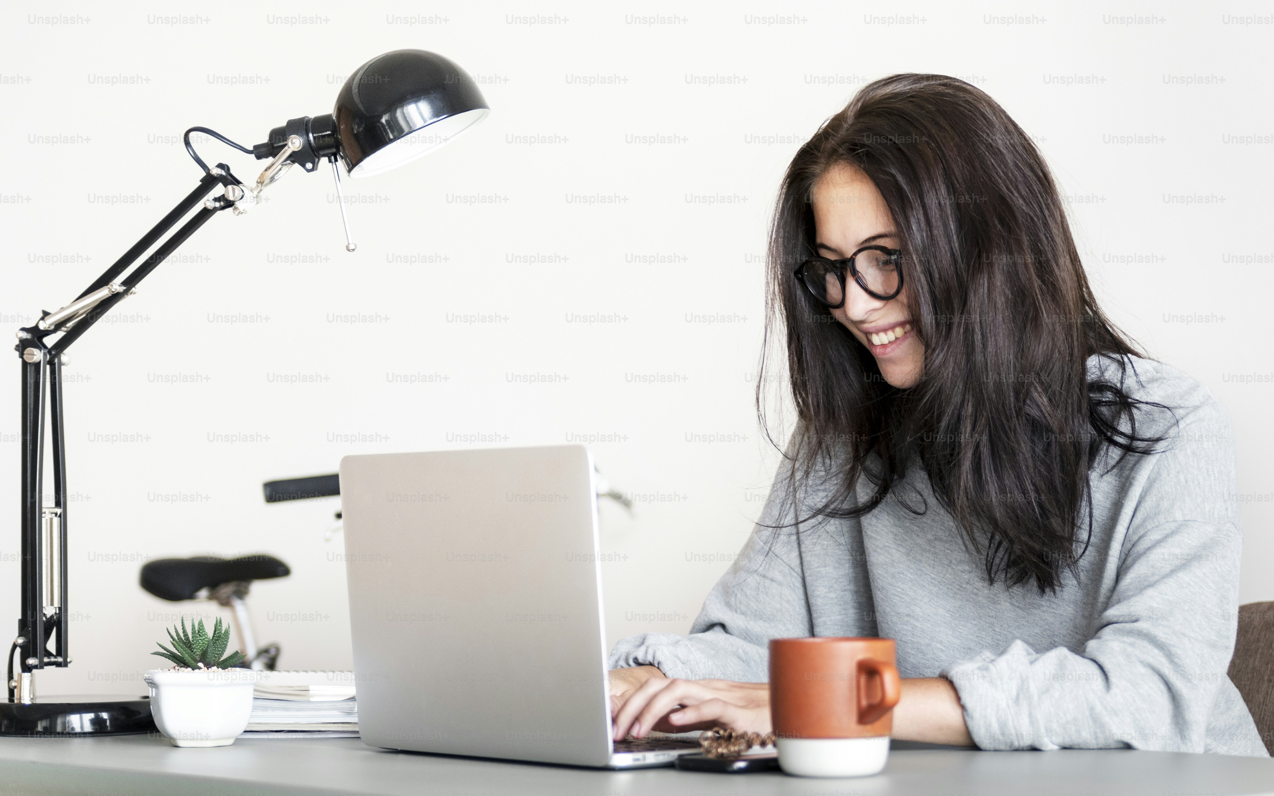 Woman using computer laptop photo – Woman Image on Unsplash