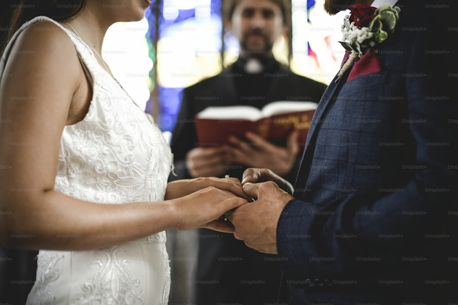 Sposi all'altare durante la cerimonia di matrimonio