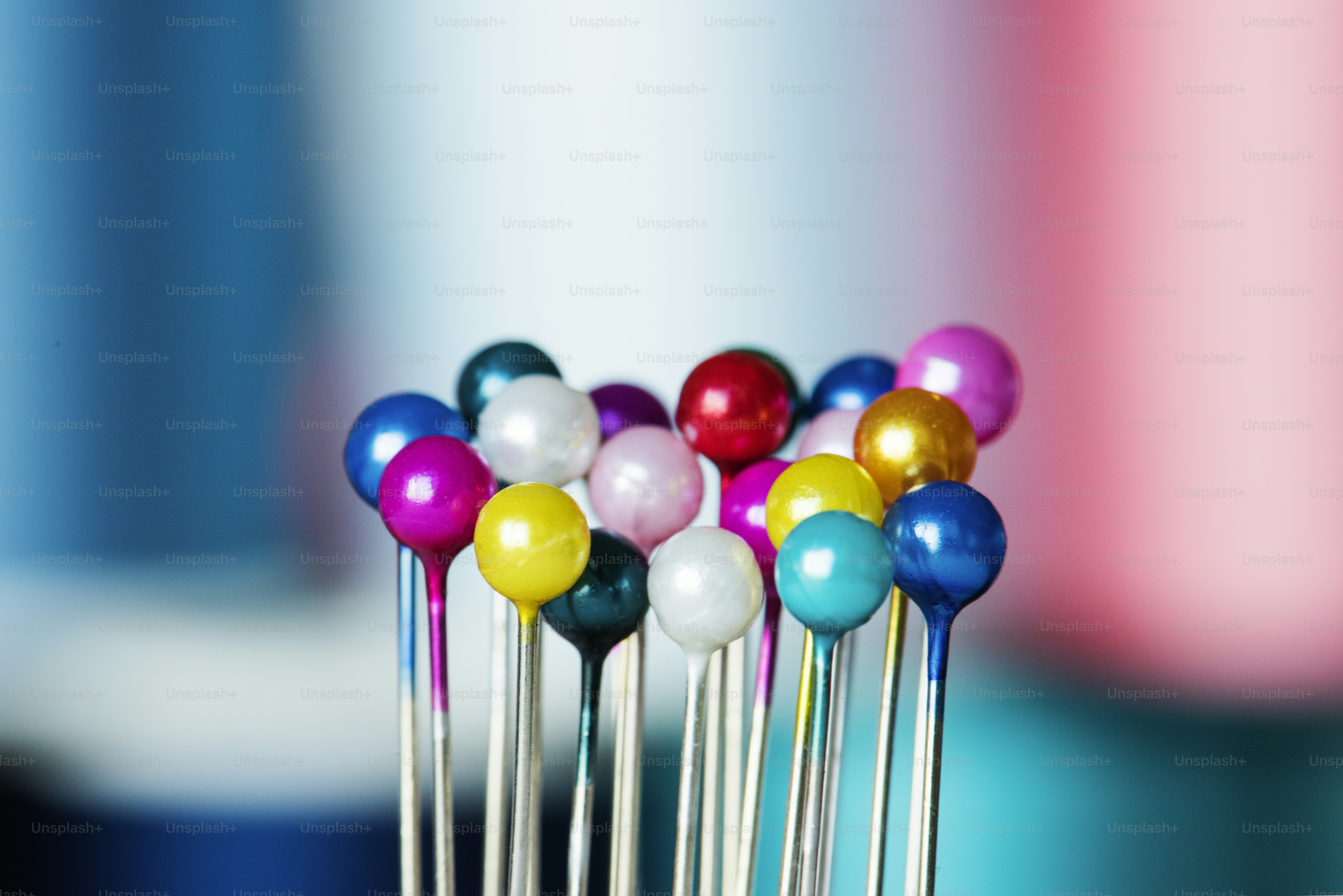 Closeup pin warna-warni