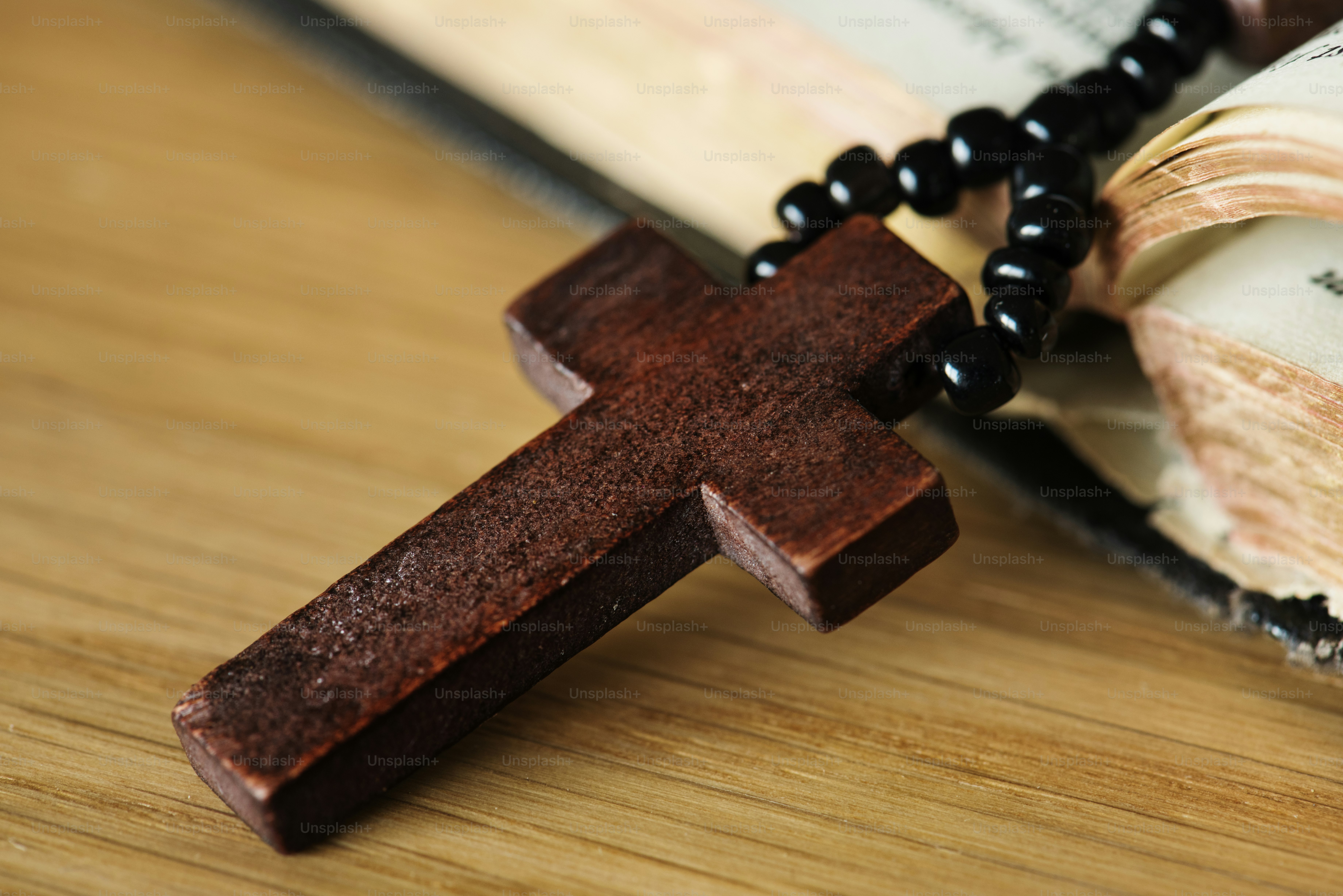 Primer plano de la cruz