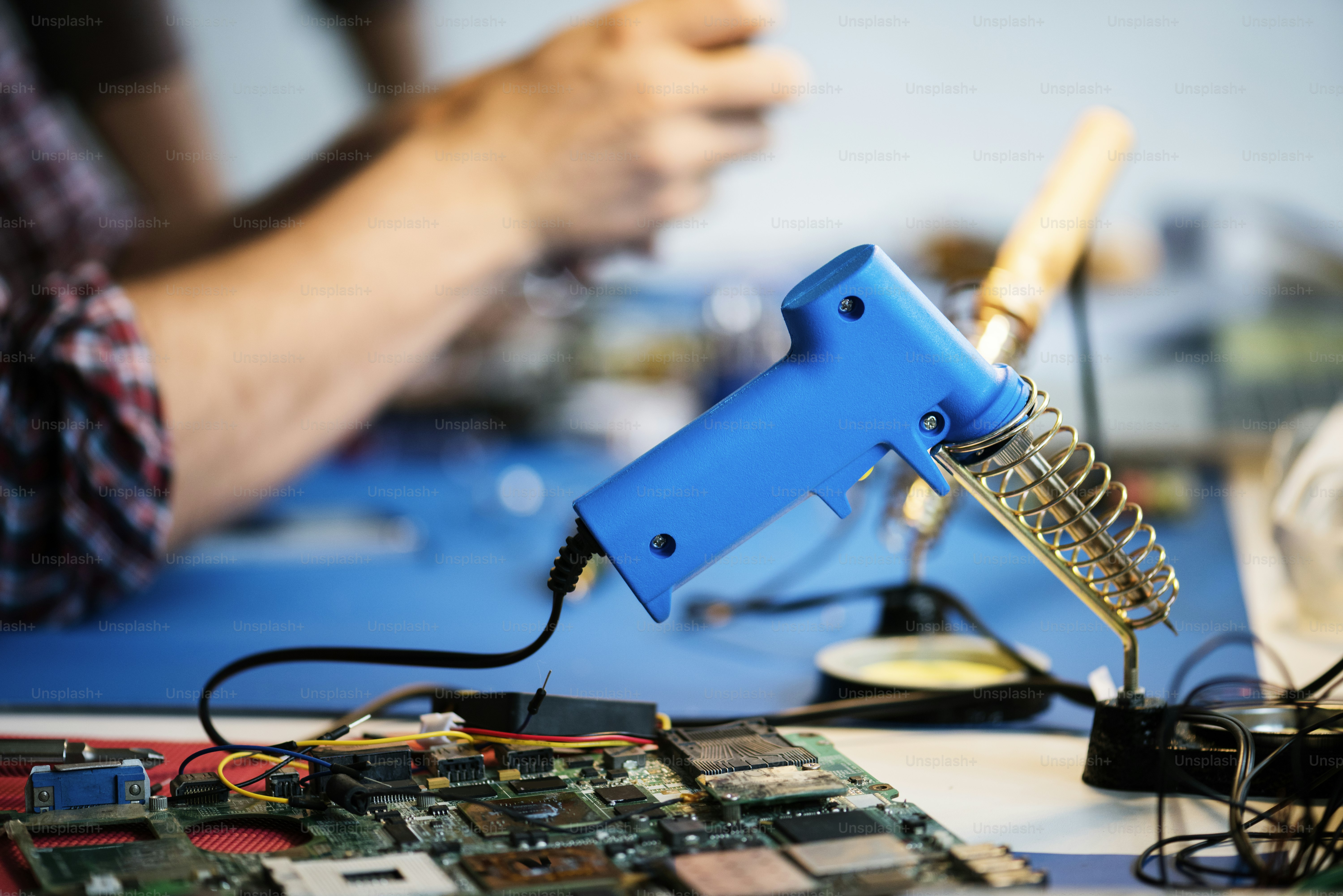 Vue latérale de l’outil de soudage dans l’atelier du technicien