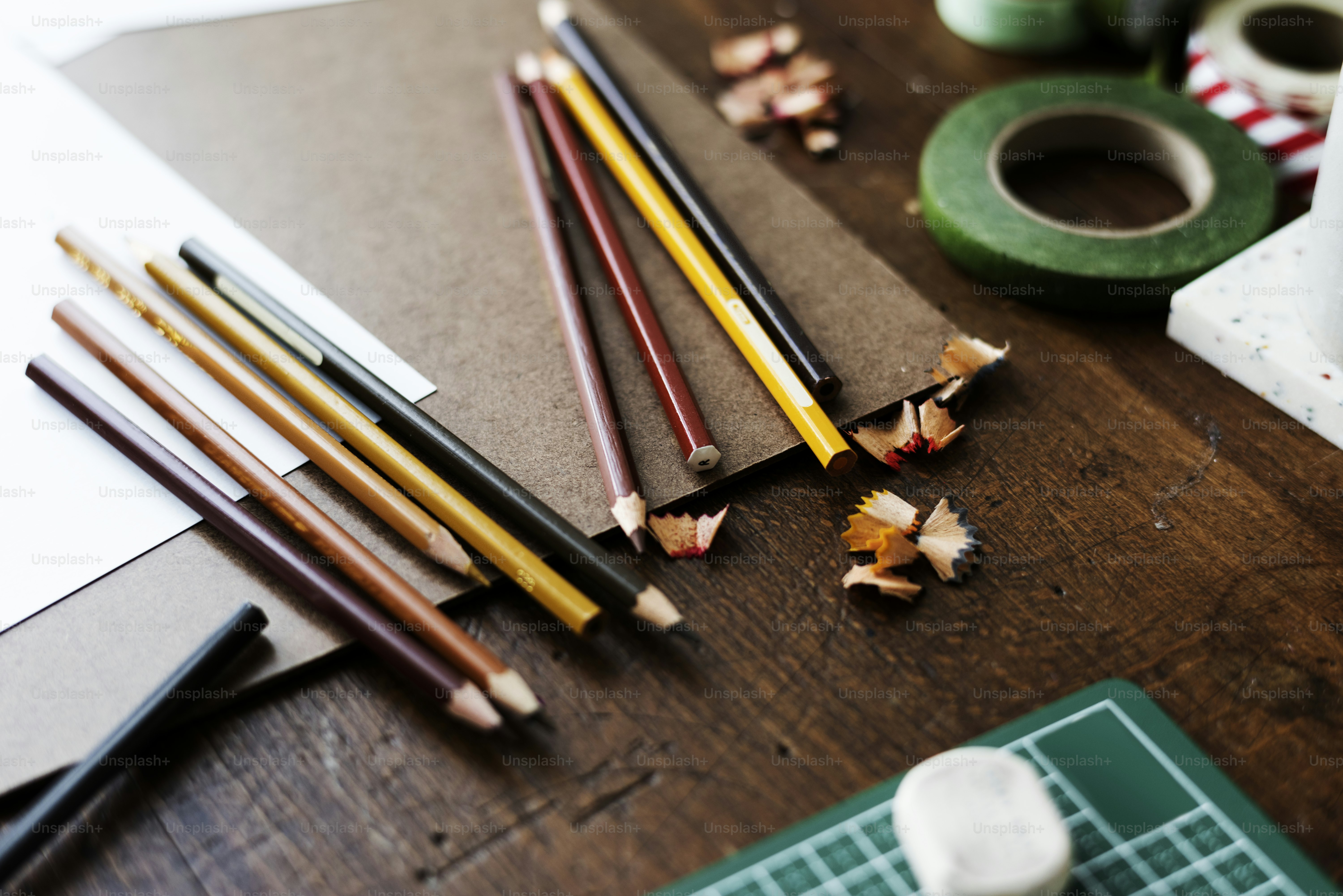 Bleistift liegt auf dem Tisch