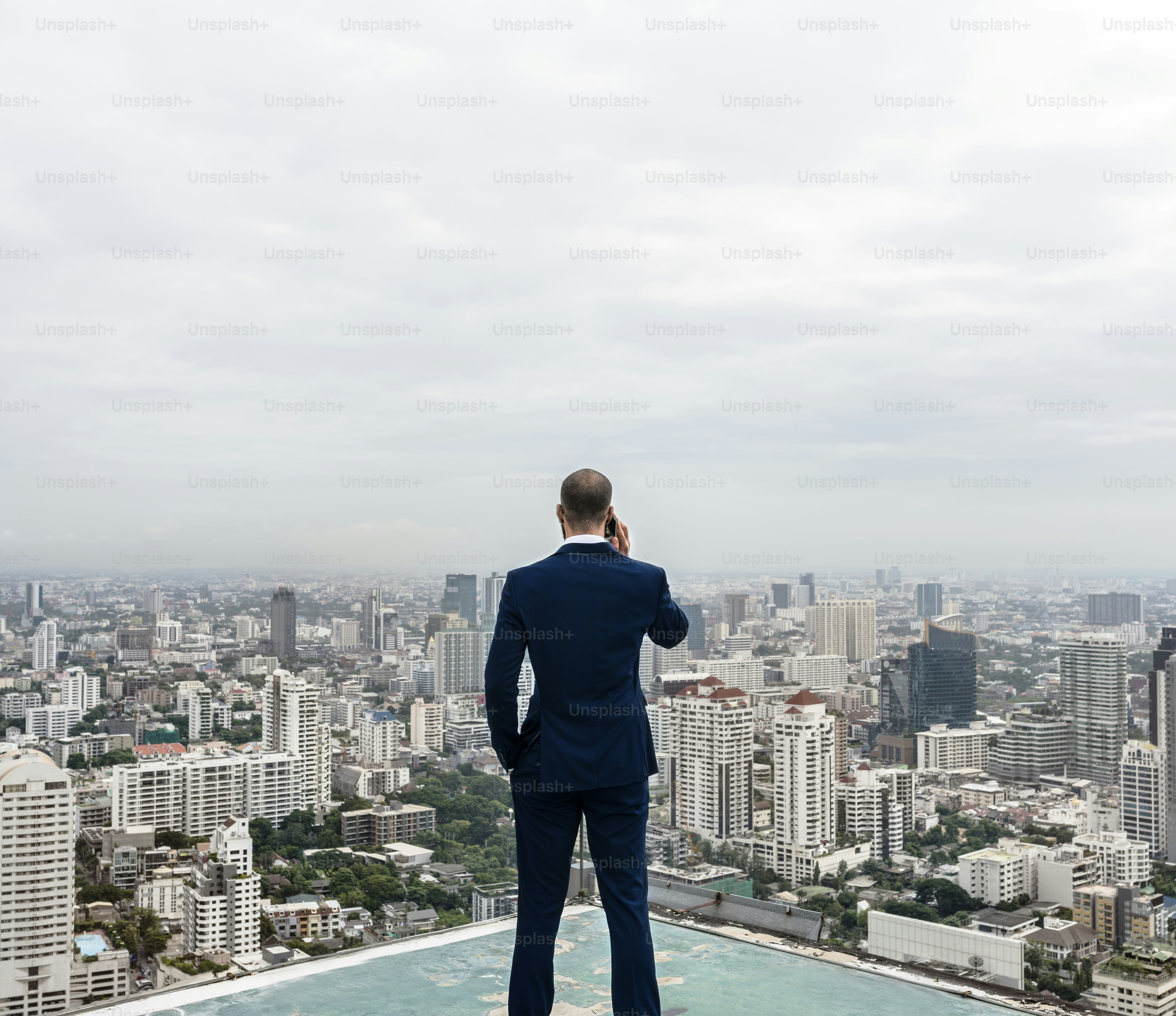 Ejecutivo con vista a la ciudad