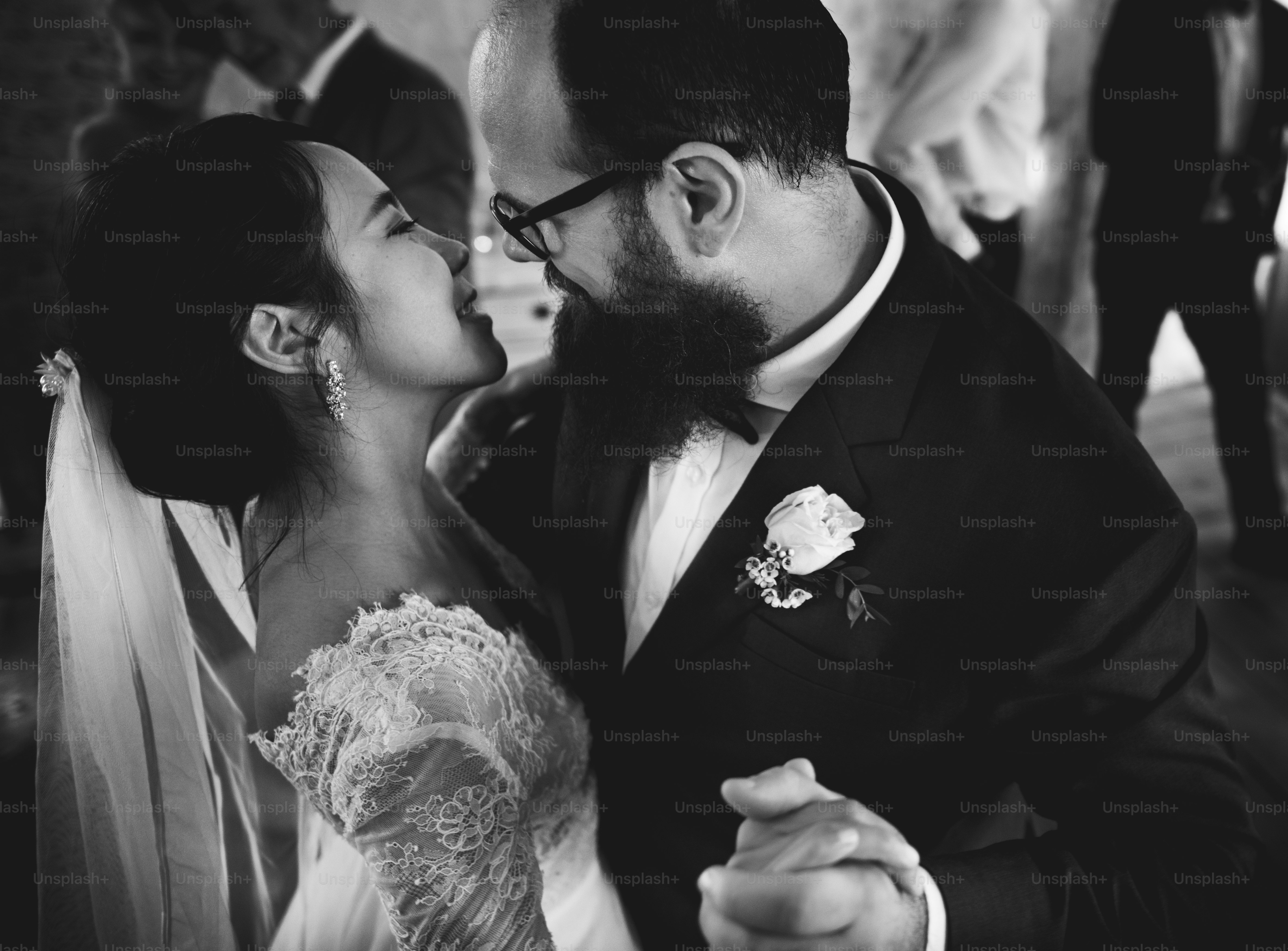 Coppia di sposi che balla celebrazione del matrimonio