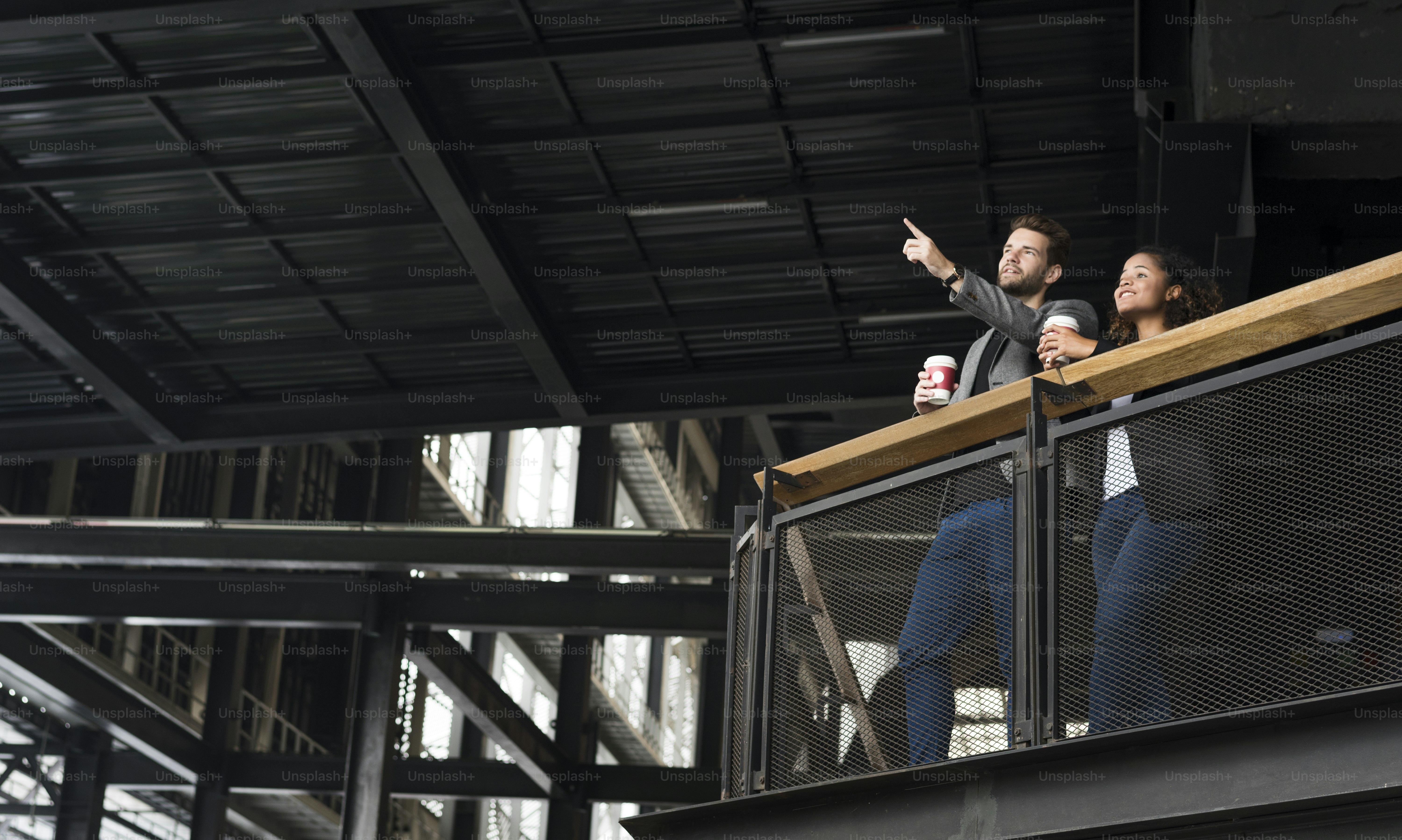 Parceiros de negócios que levam café