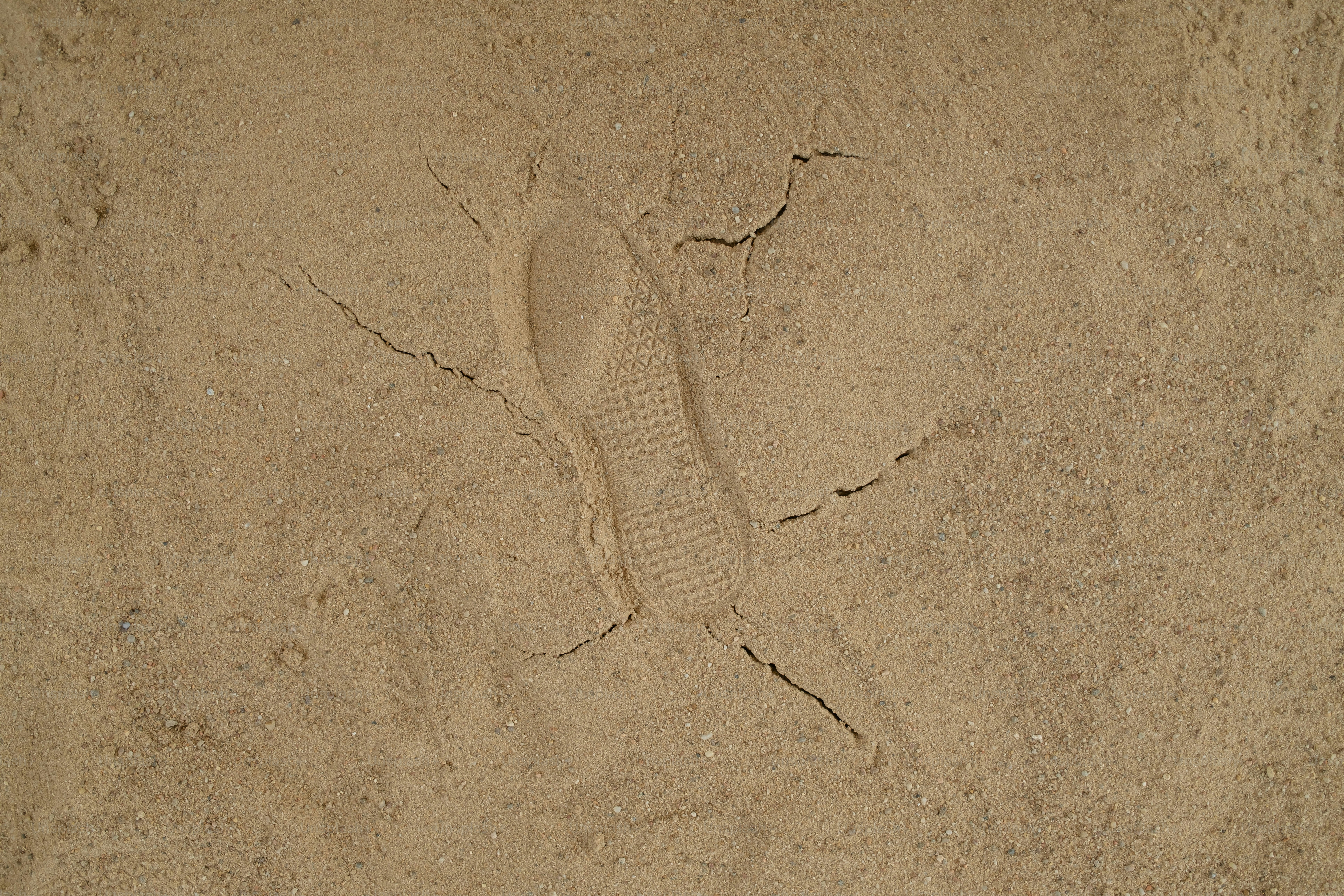 Die Fußabdrücke einer Person im Sand