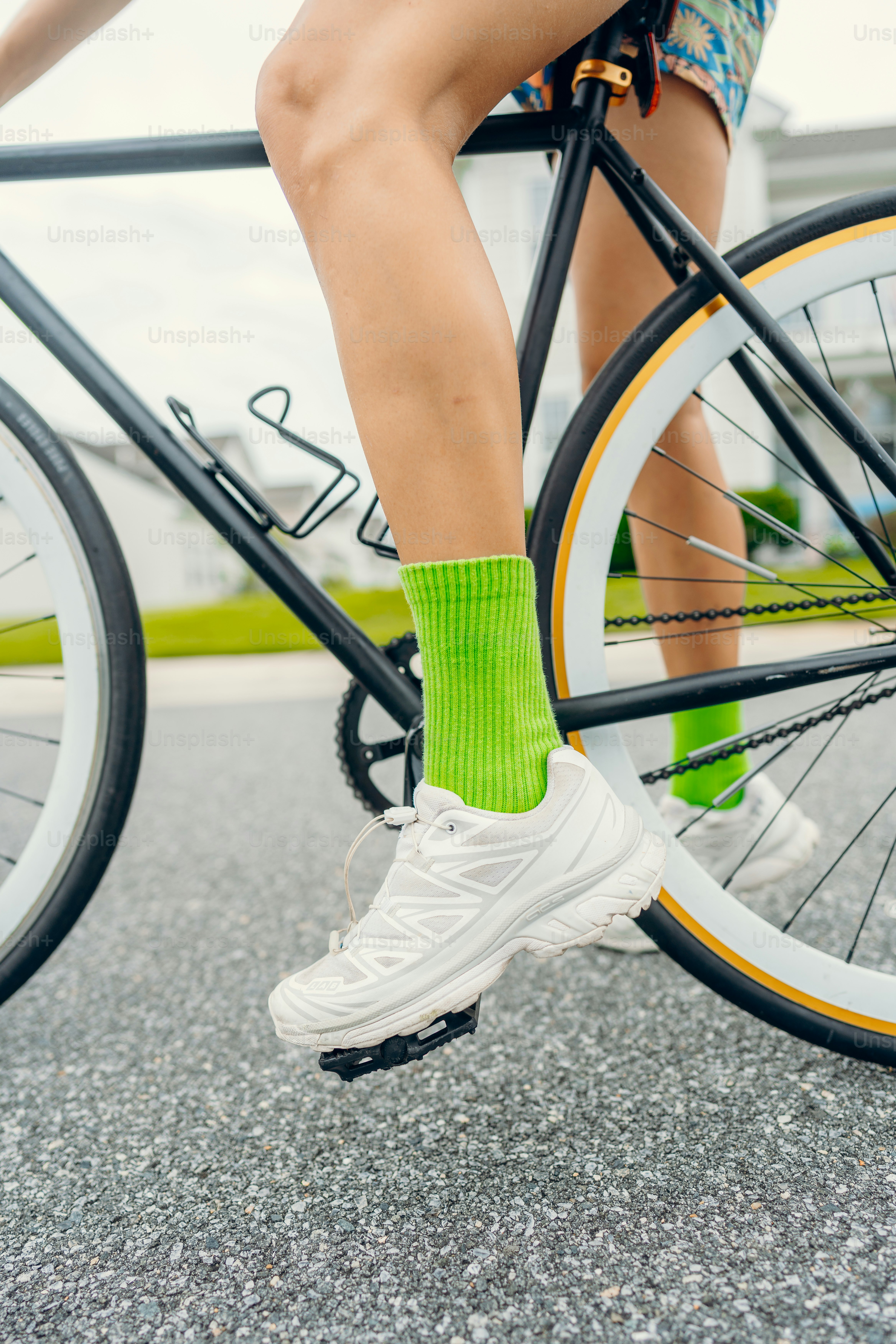 緑の靴下を履いて自転車に乗っている人