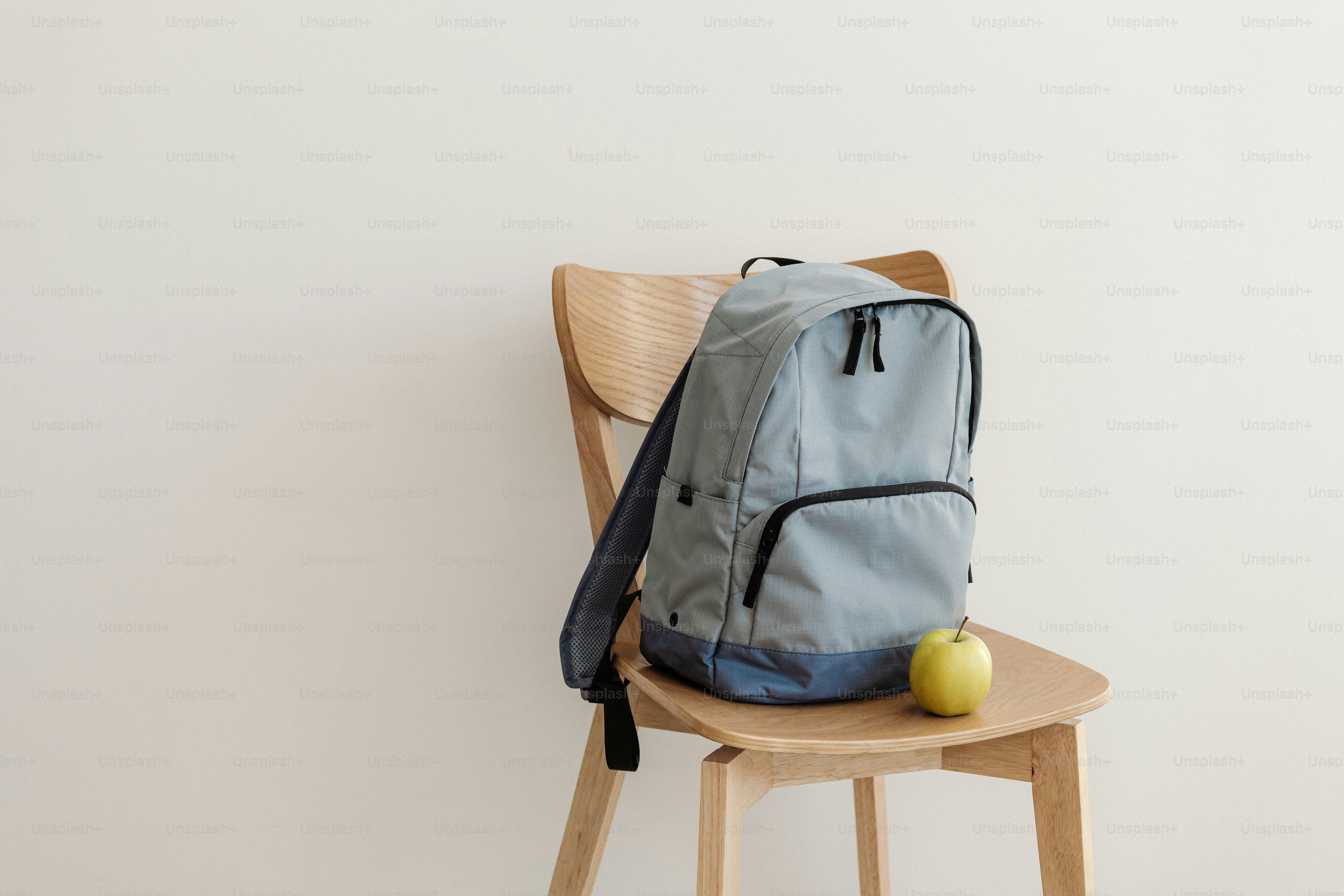 Ein Rucksack sitzt auf einem Holzstuhl