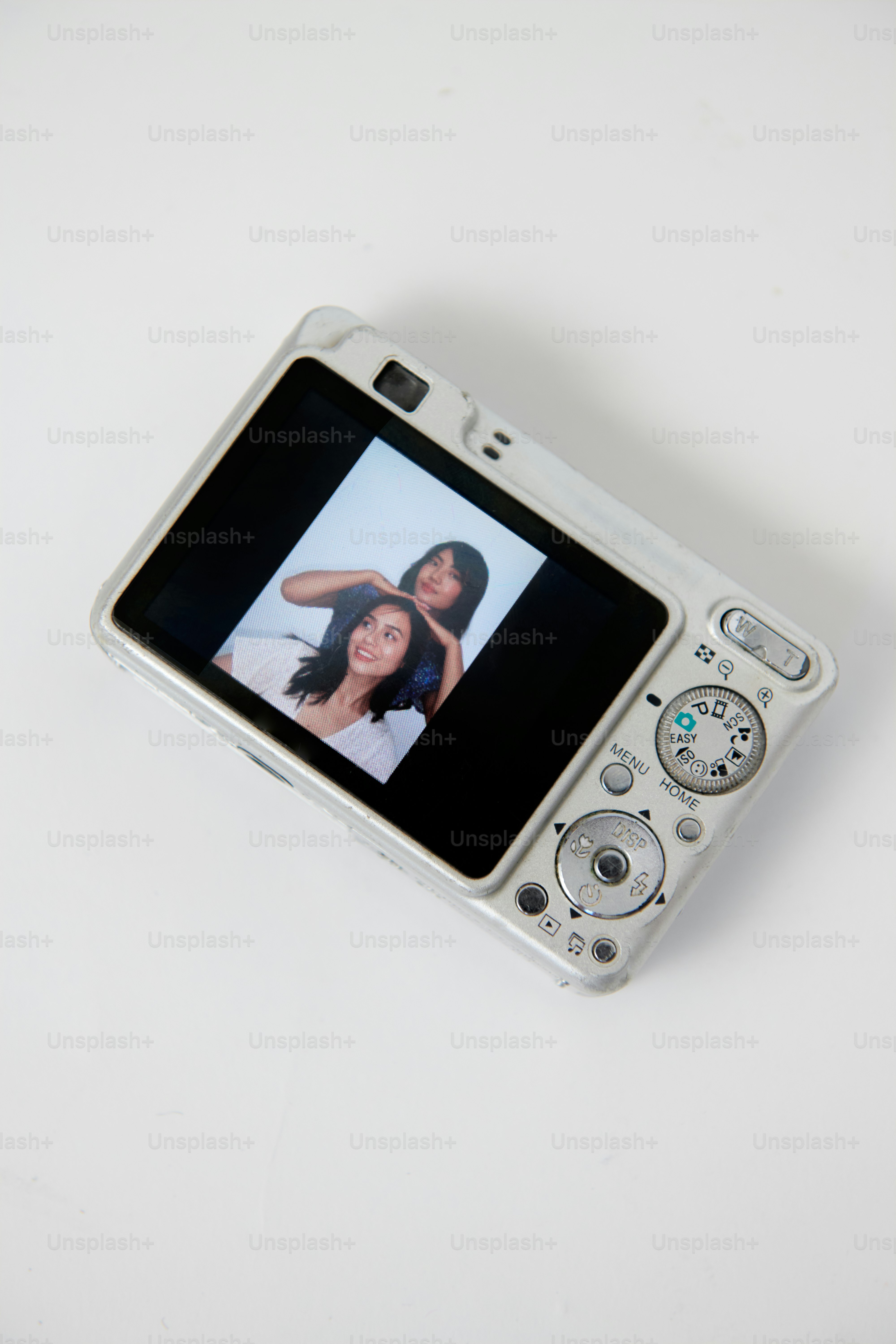 Ein Handy mit einem Bild von zwei Frauen darauf