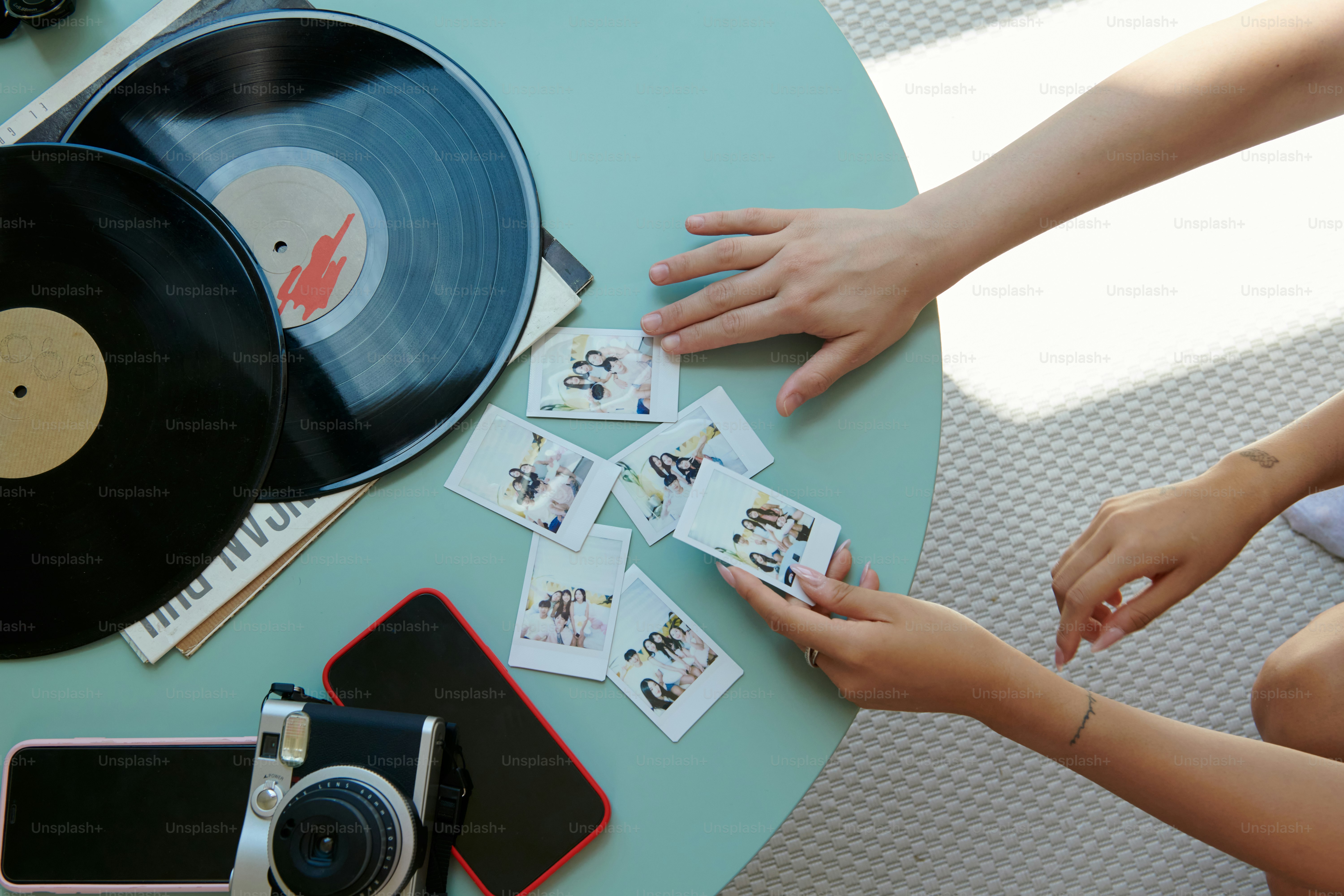 Una mesa coronada con un tocadiscos y un disco
