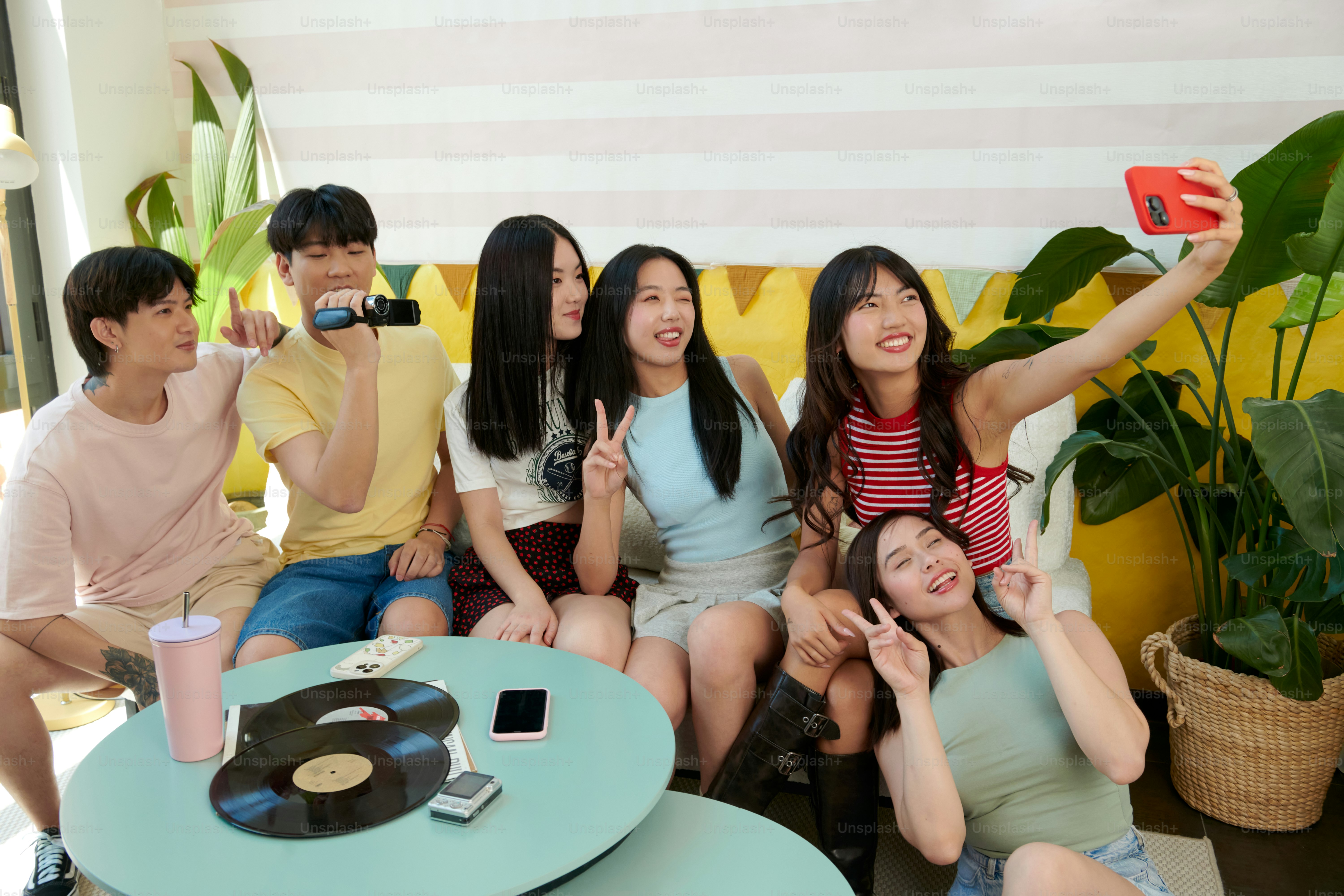 A group of young people sitting on a couch photo – Group photo Image on ...