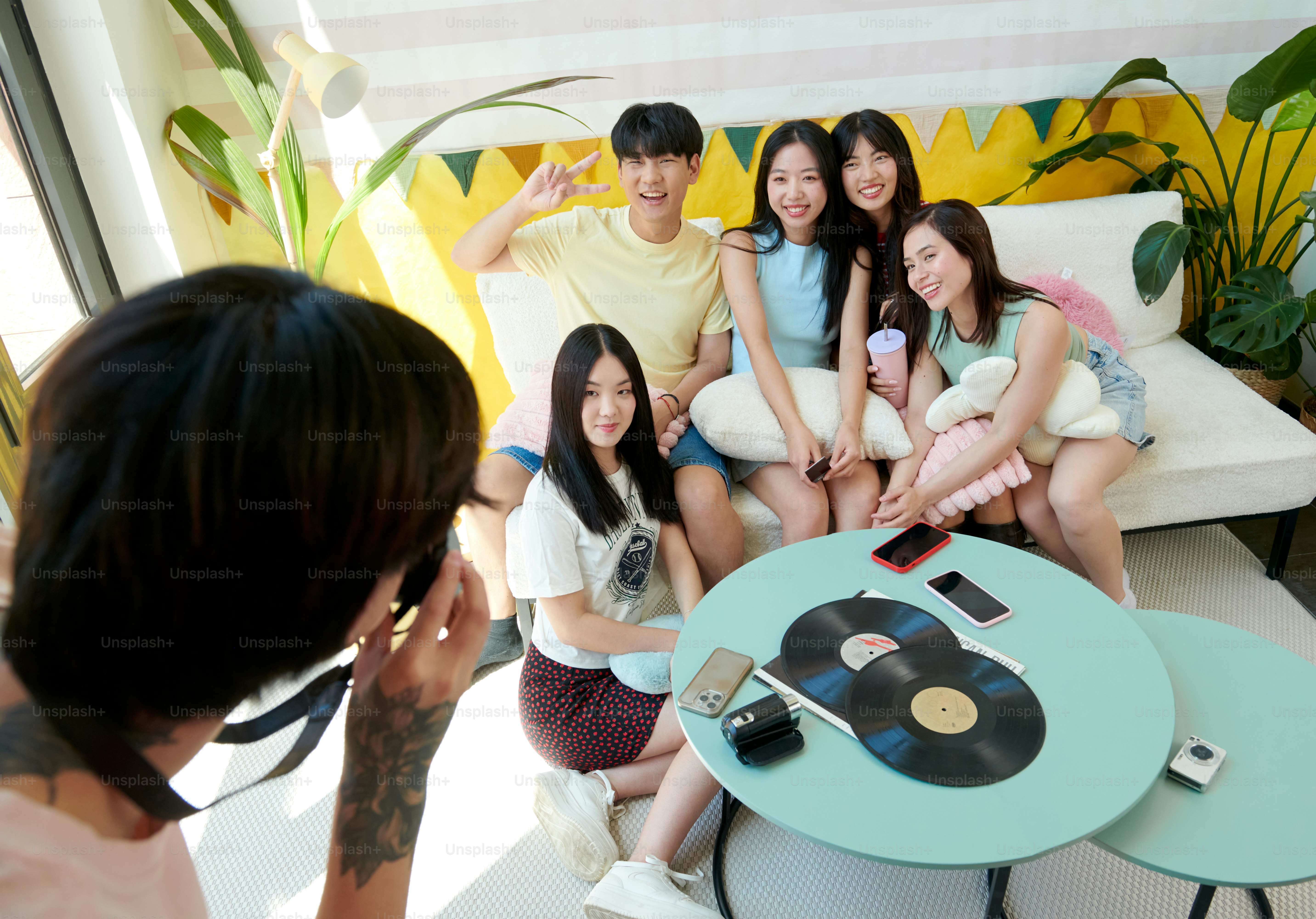 Un grupo de personas sentadas alrededor de una mesa con un disco