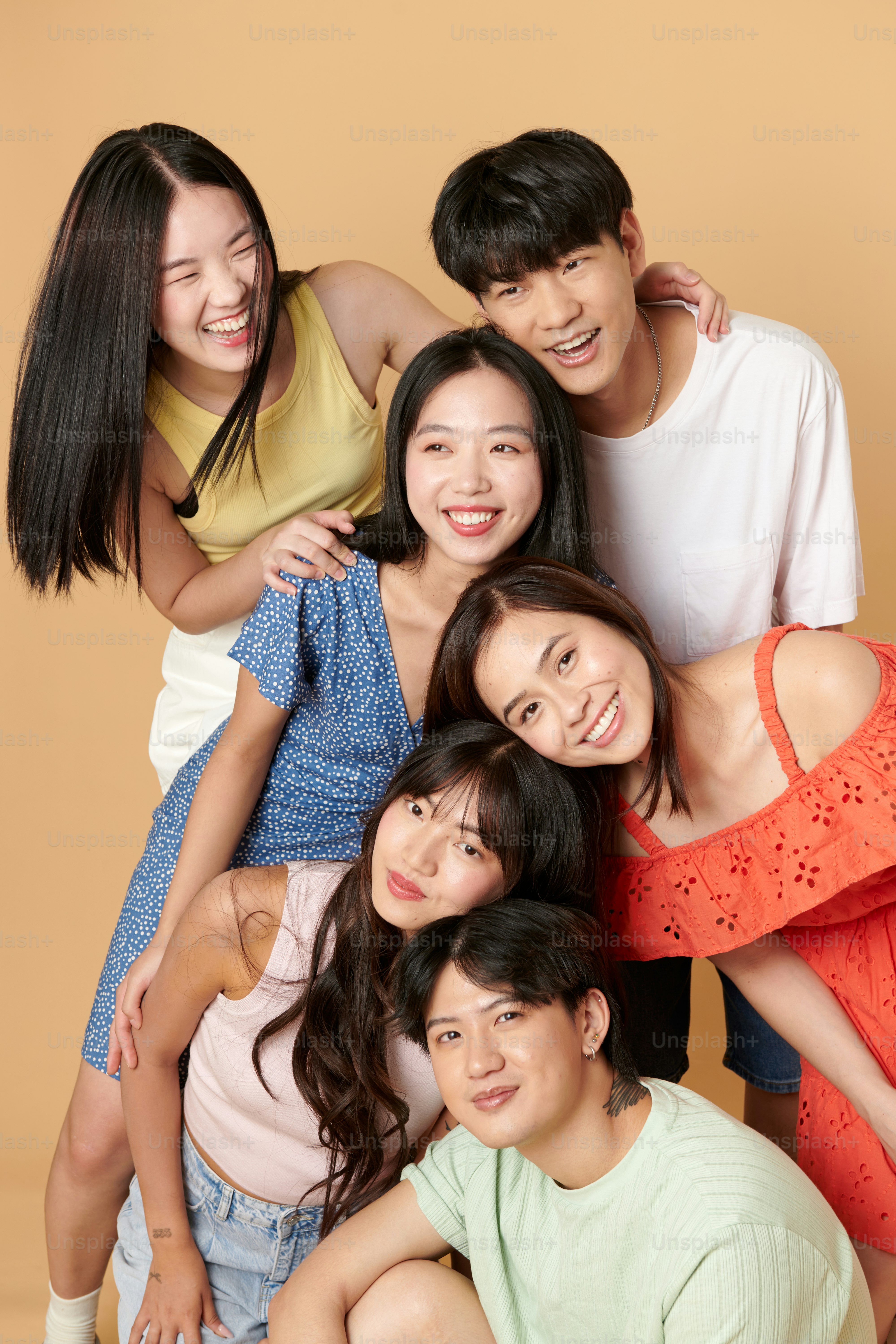 사진을 찍기 위해 포즈를 취하고 있는 한 무리의 젊은이들