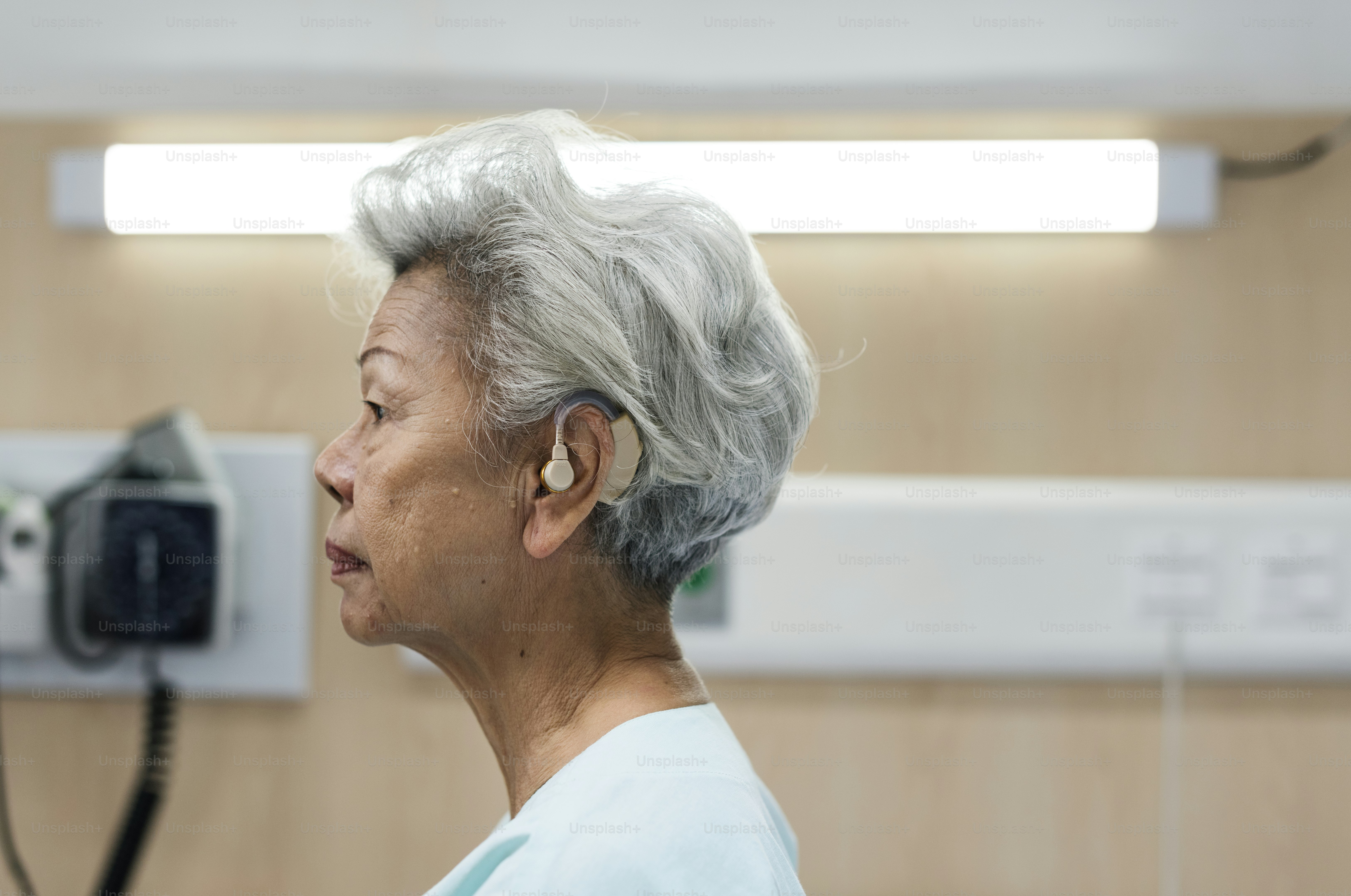 Una anciana con audífono