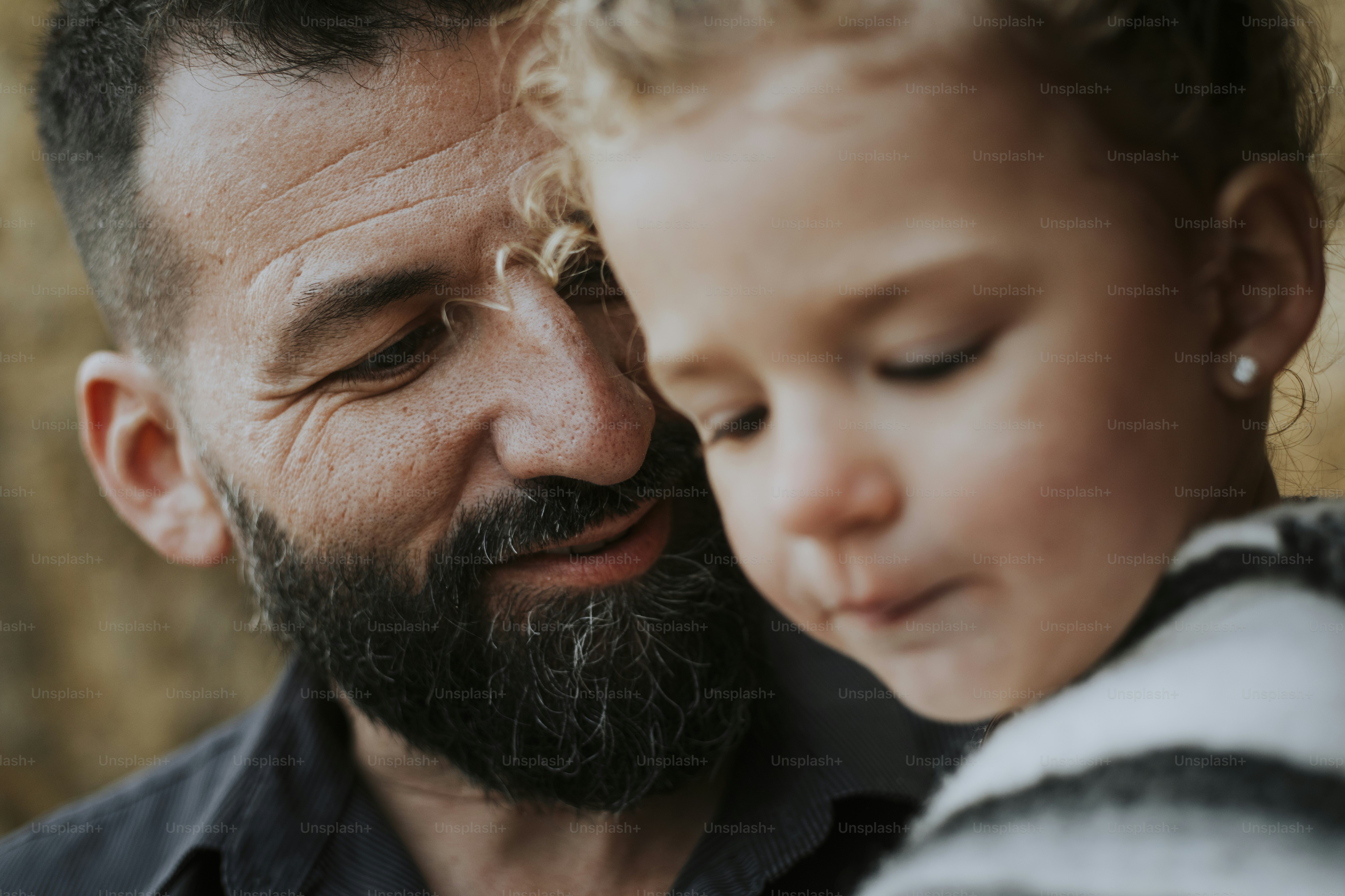 Père avec son enfant séjournant à l’extérieur