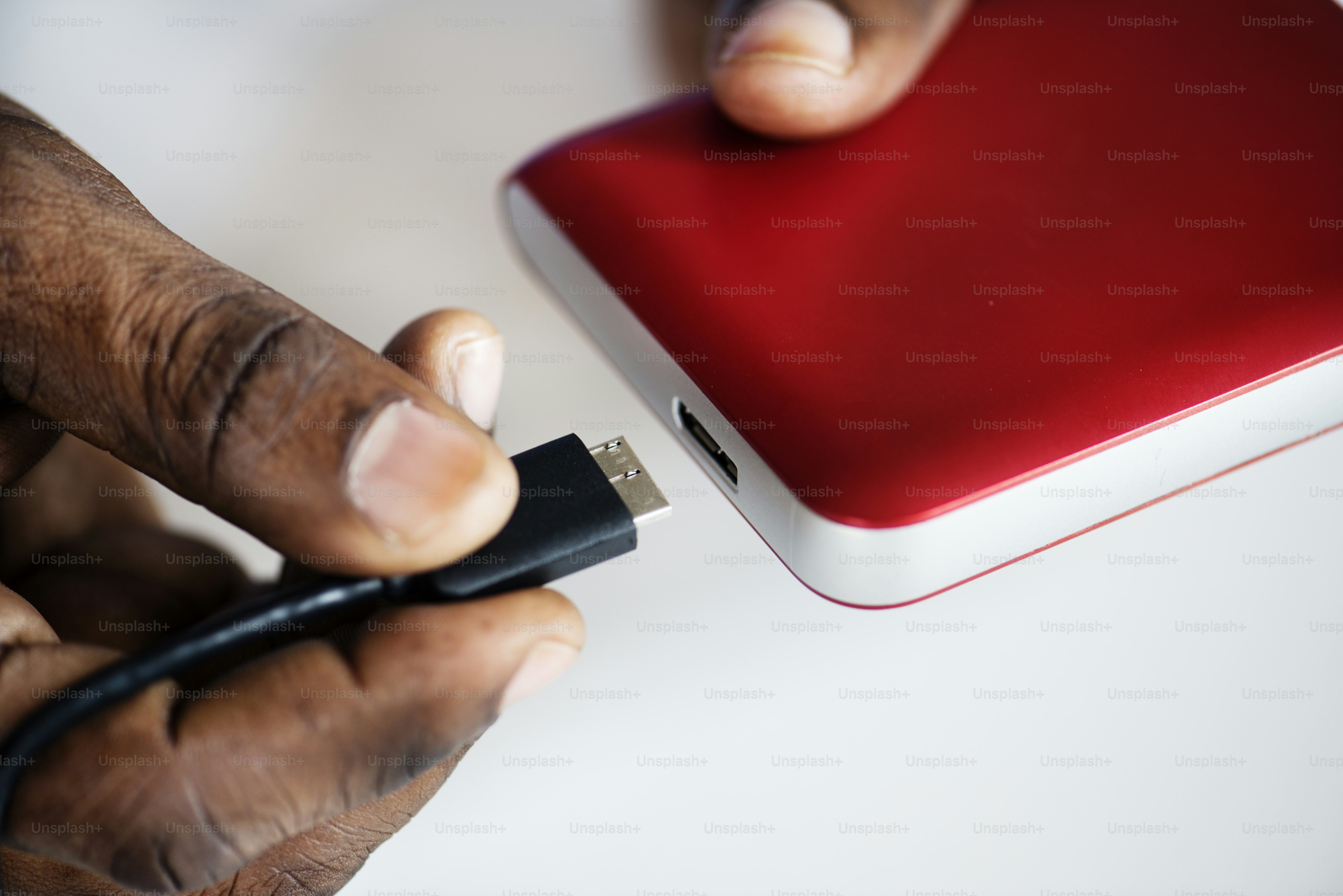 Le câble de prise en main se connecte au disque dur externe